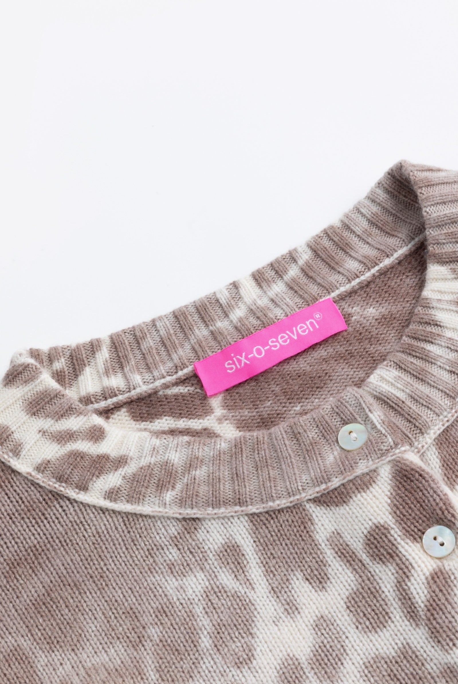 Damen Regular Strickjacke mit Inside-out Leoprint six-o-seven