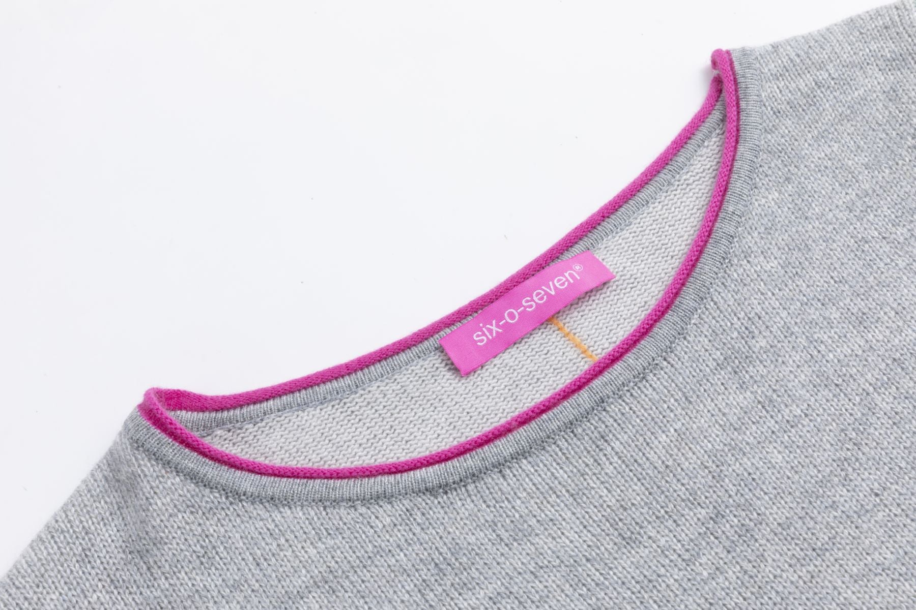 Strickpullover mit pinken Akzenten LIGHT GREY