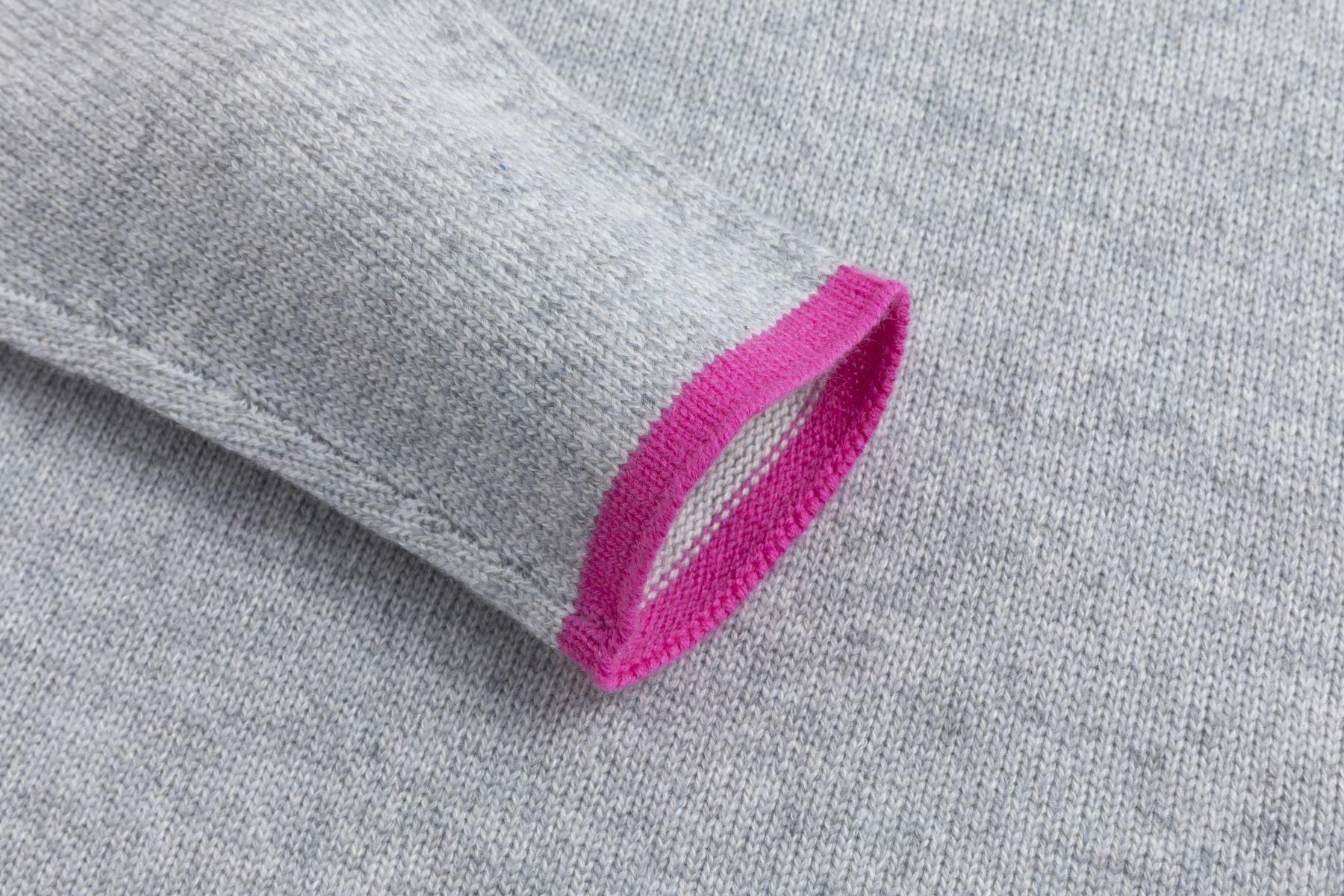 Strickpullover mit pinken Akzenten LIGHT GREY