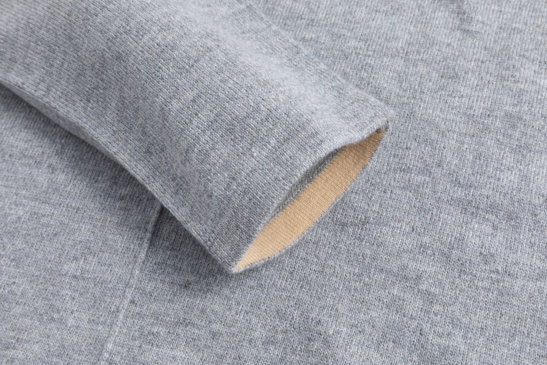 Strickpullover in Unifarben und Ziernaht LIGHT GREY