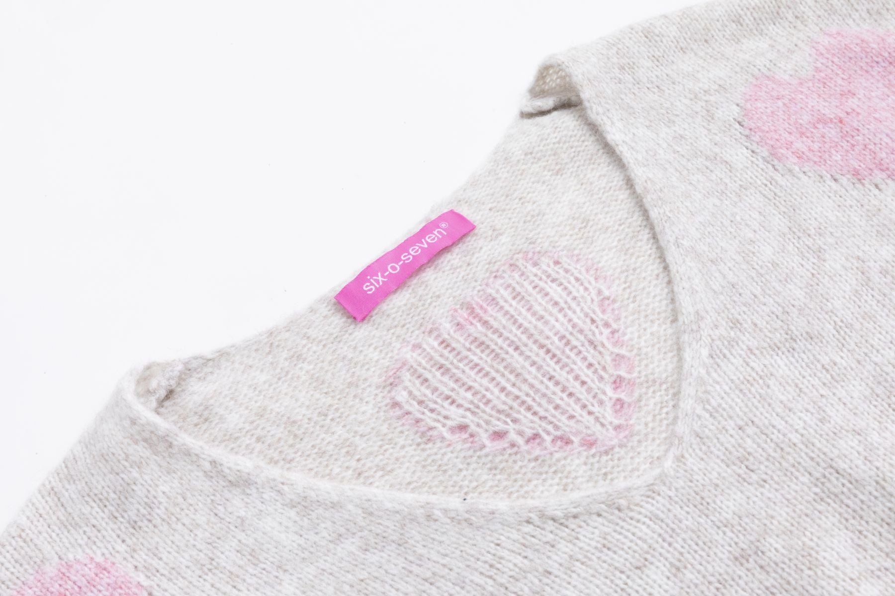 Strickpullover mit eingestrickte rosa Herzen in KITT