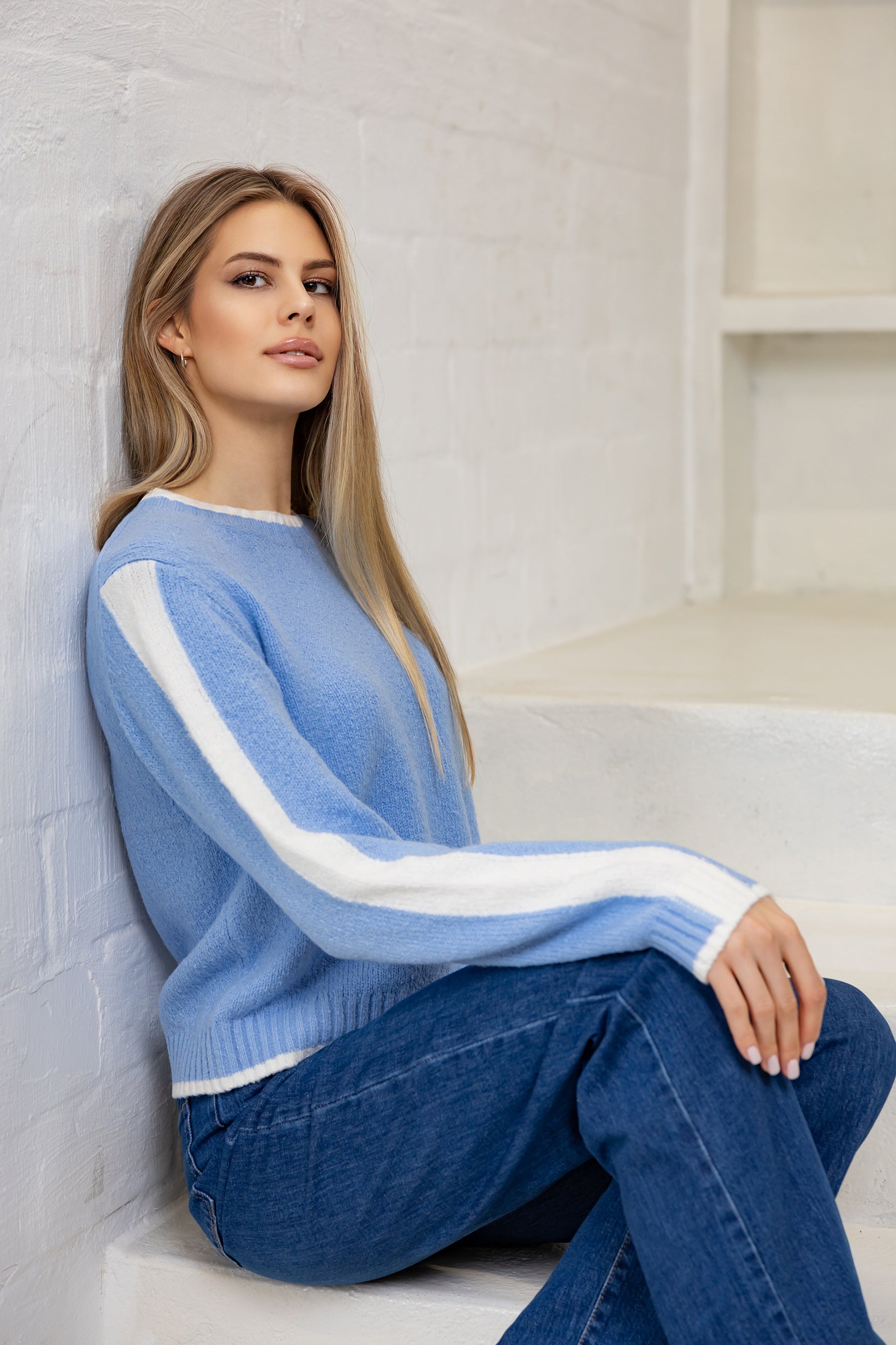 Strickpullover mit Weißen Farbakzenten SKY BLUE