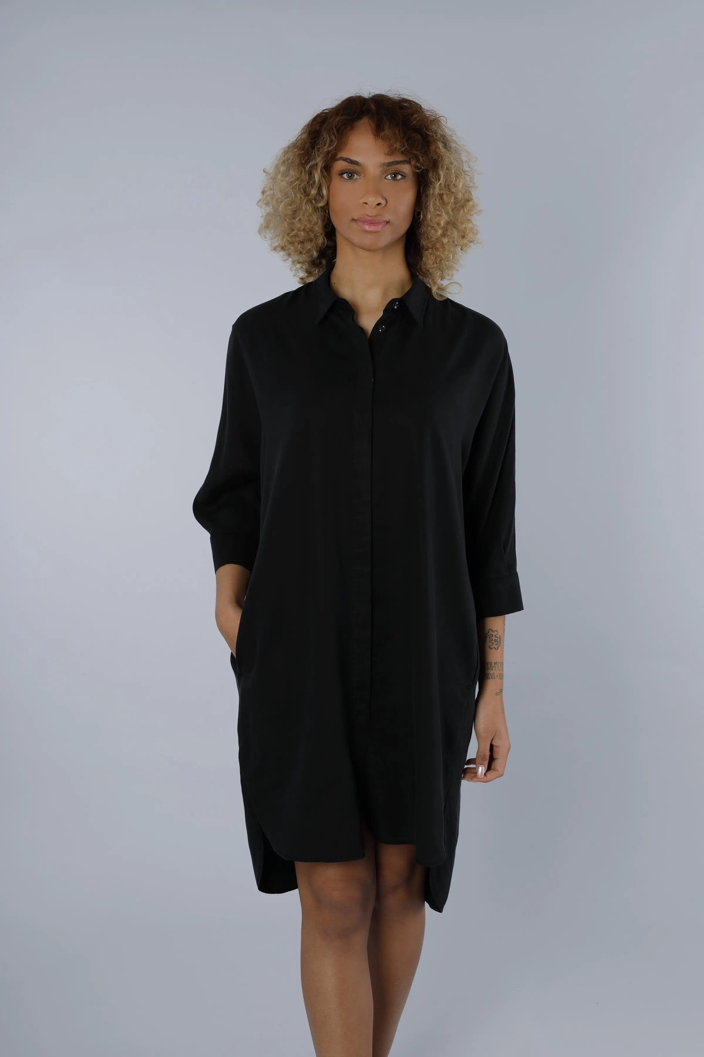 Nadine H modernes Leinen-Kleid mit Kragen in BLACK Nadine H