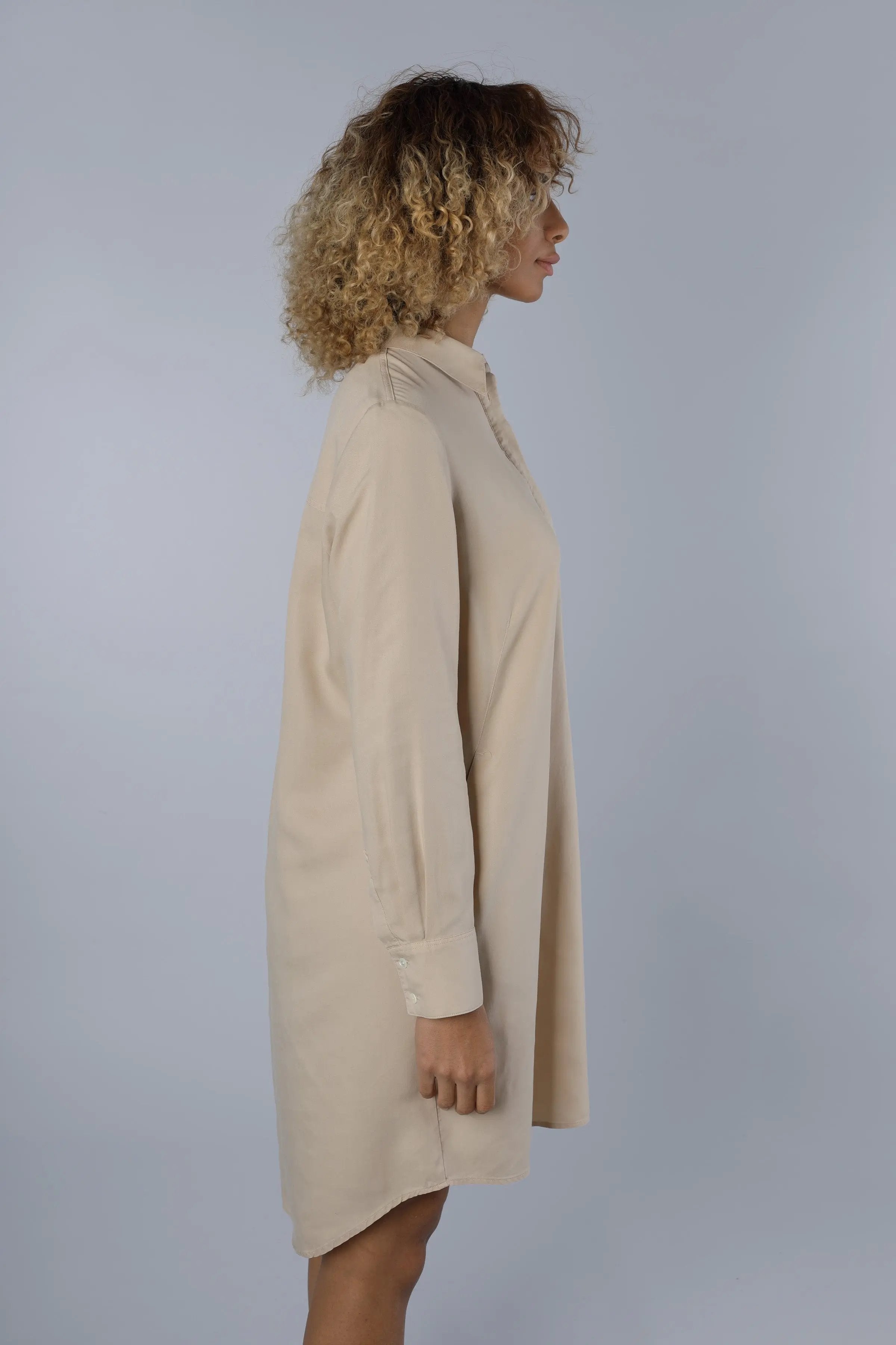 Nadine H leichtes Leinen-Sommerkleid mit Knopfleiste und Kragen in SAND Nadine H