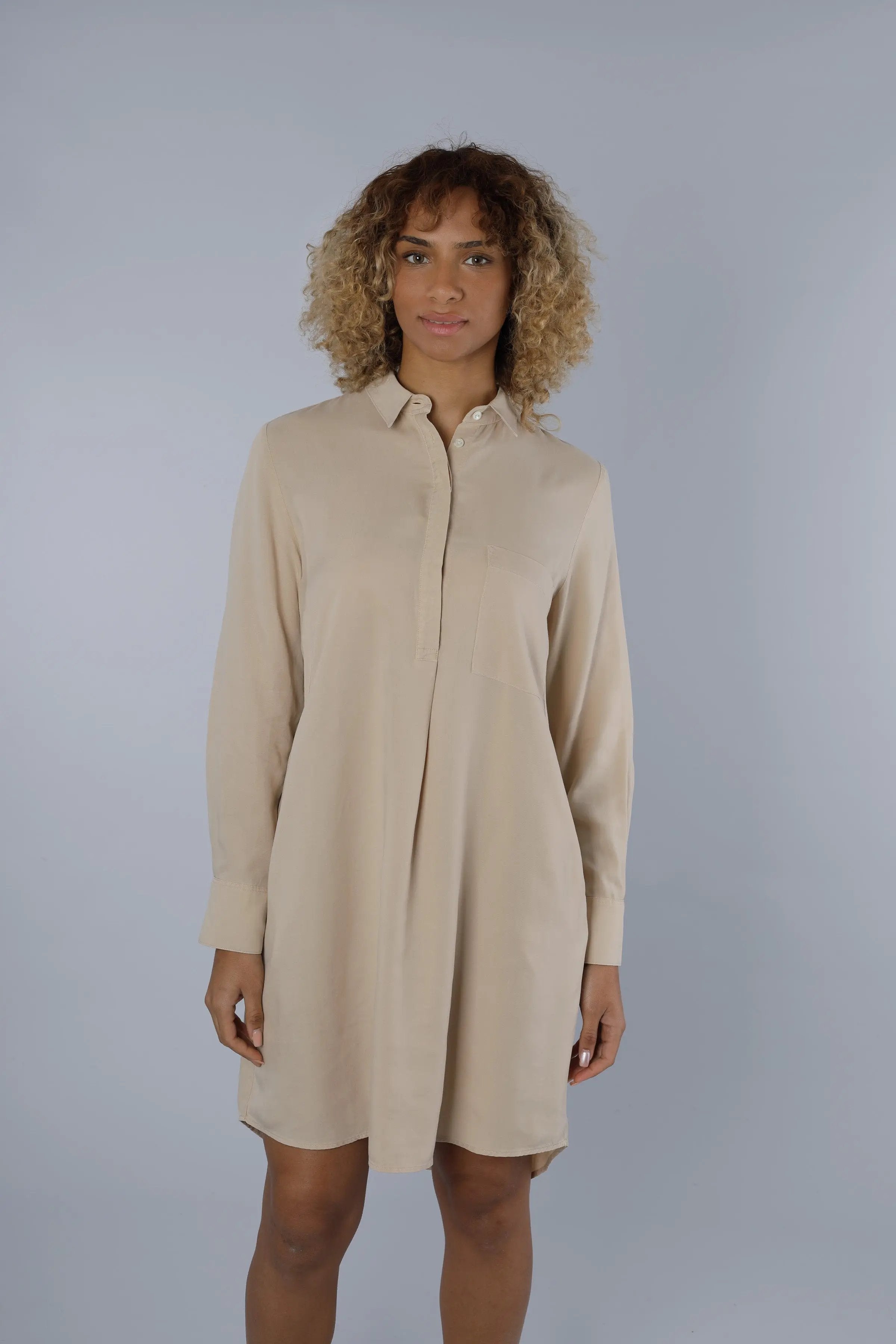 Nadine H leichtes Leinen-Sommerkleid mit Knopfleiste und Kragen in SAND Nadine H