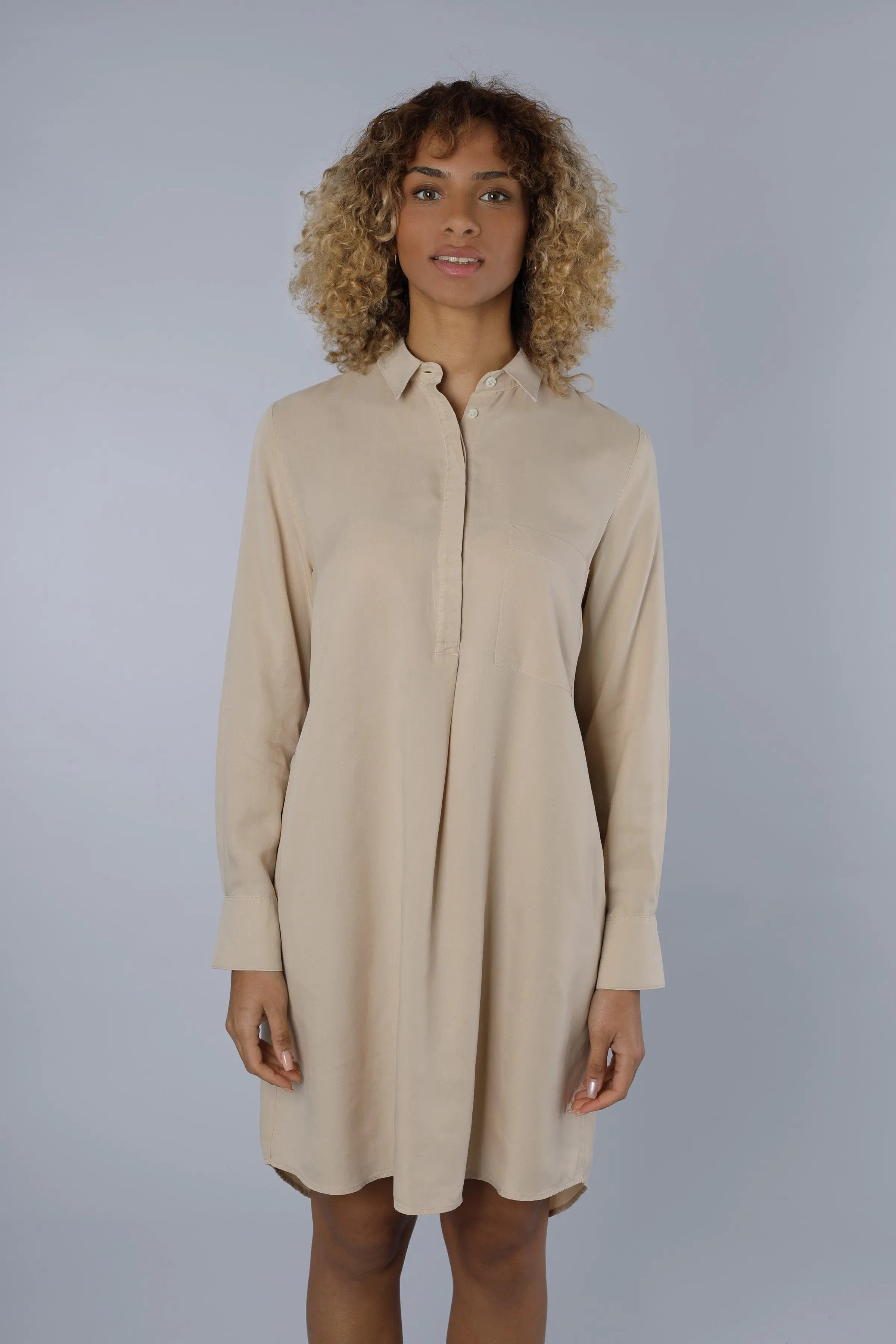 Nadine H leichtes Leinen-Sommerkleid mit Knopfleiste und Kragen in SAND Nadine H