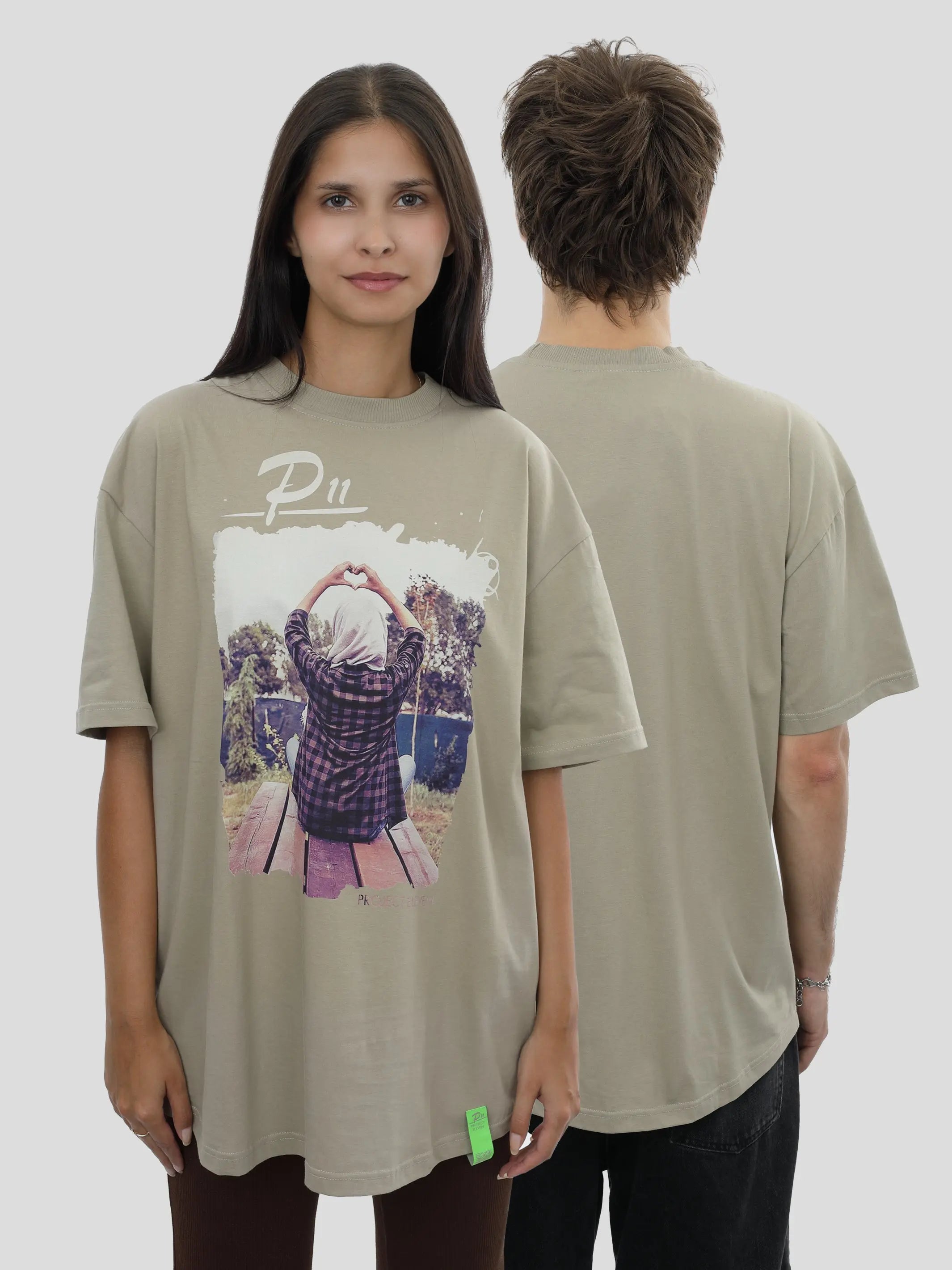 T-Shirt Oversize Unisex Herz Print in Olive project eleven