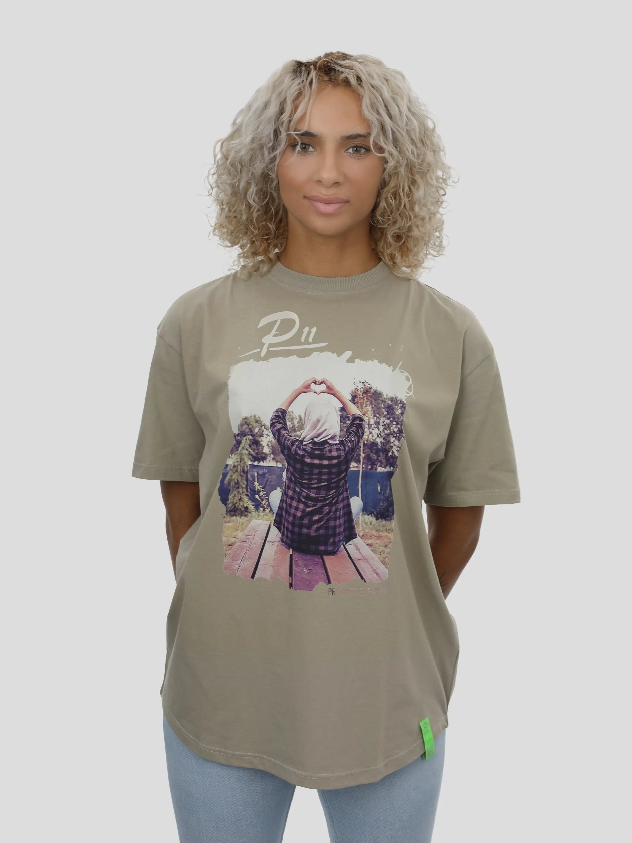 T-Shirt Oversize Unisex Herz Print in Olive project eleven