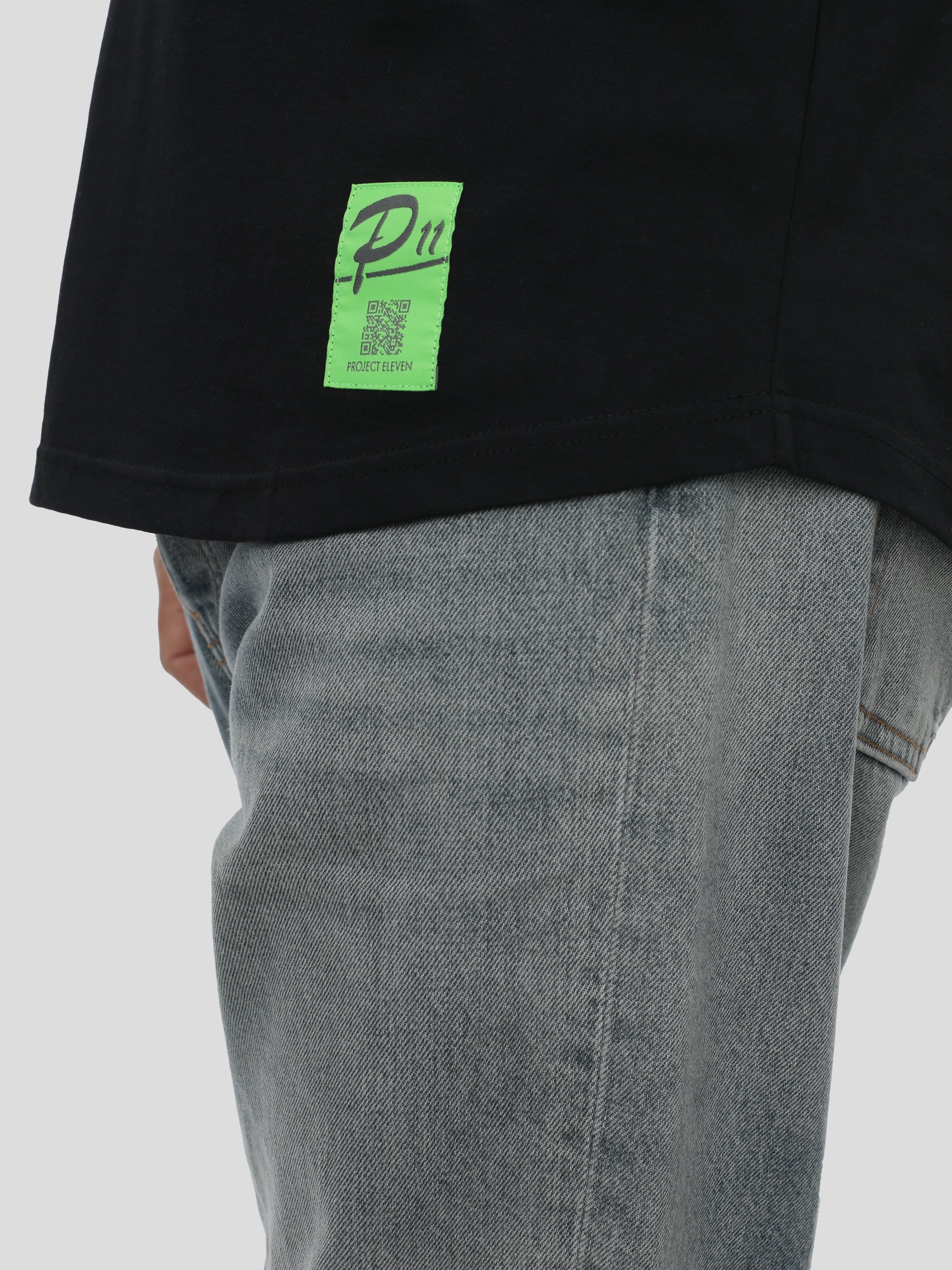 T-Shirt Oversize Unisex in Schwarz project eleven