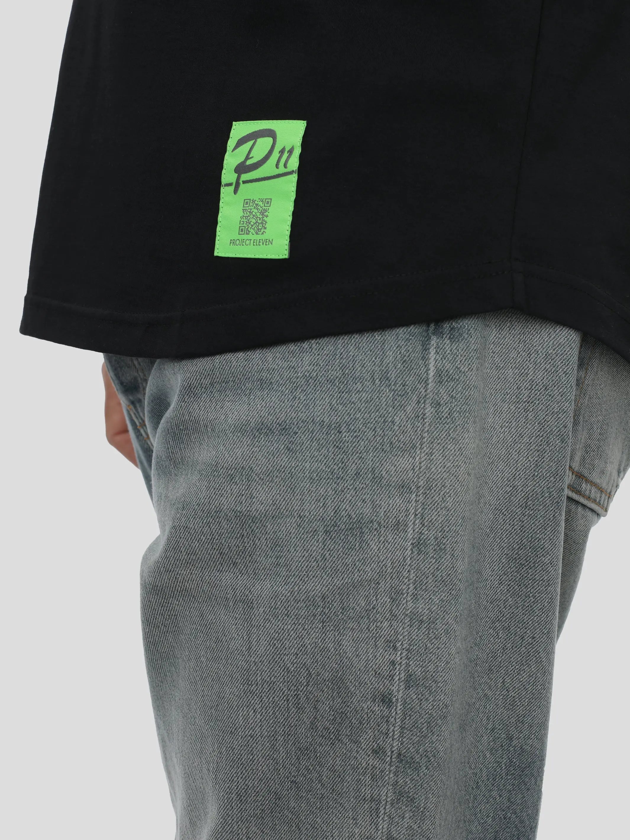 T-Shirt Oversize Unisex in Schwarz project eleven