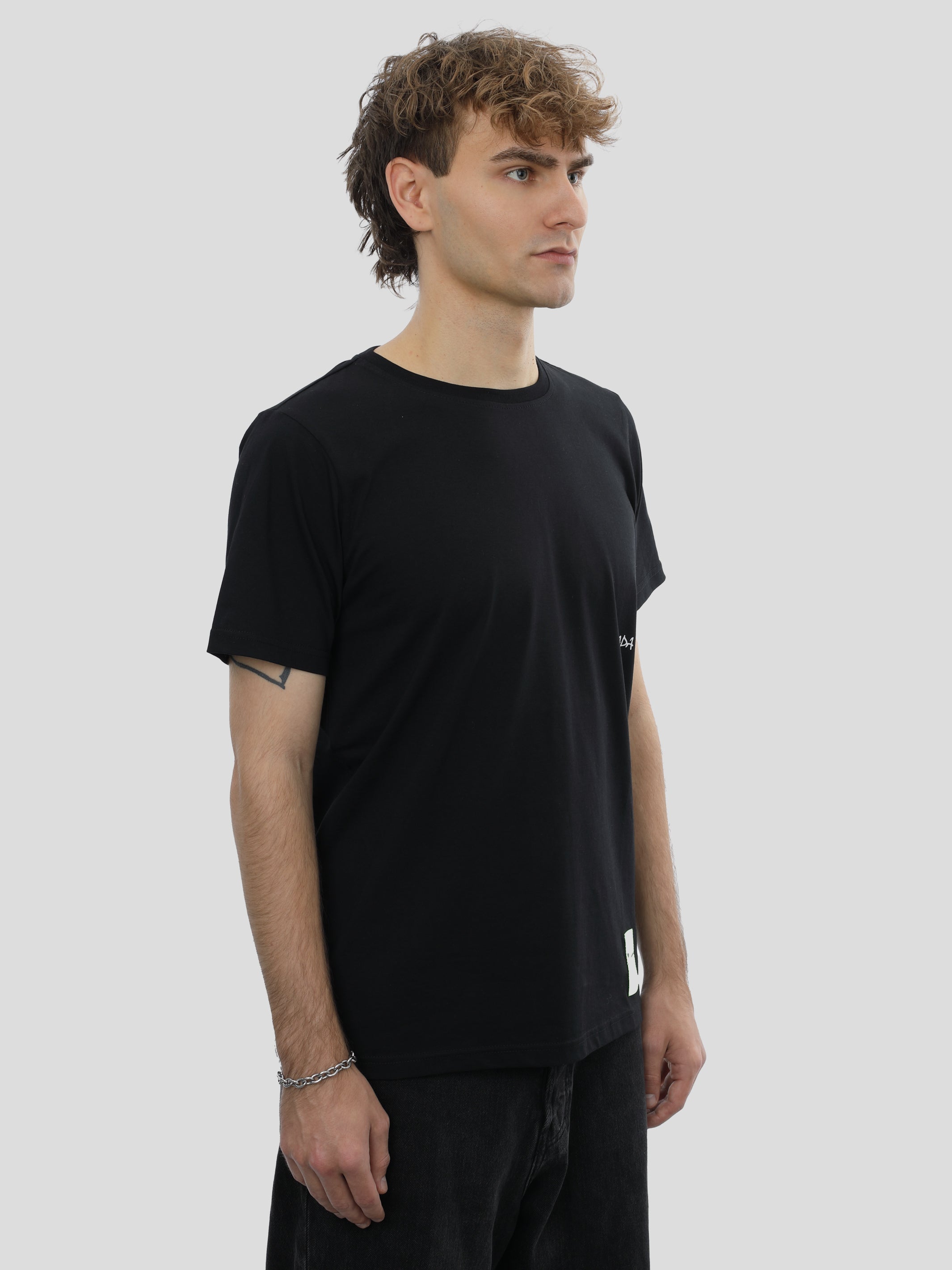 Camiseta Slim Fit Unisex en Negro