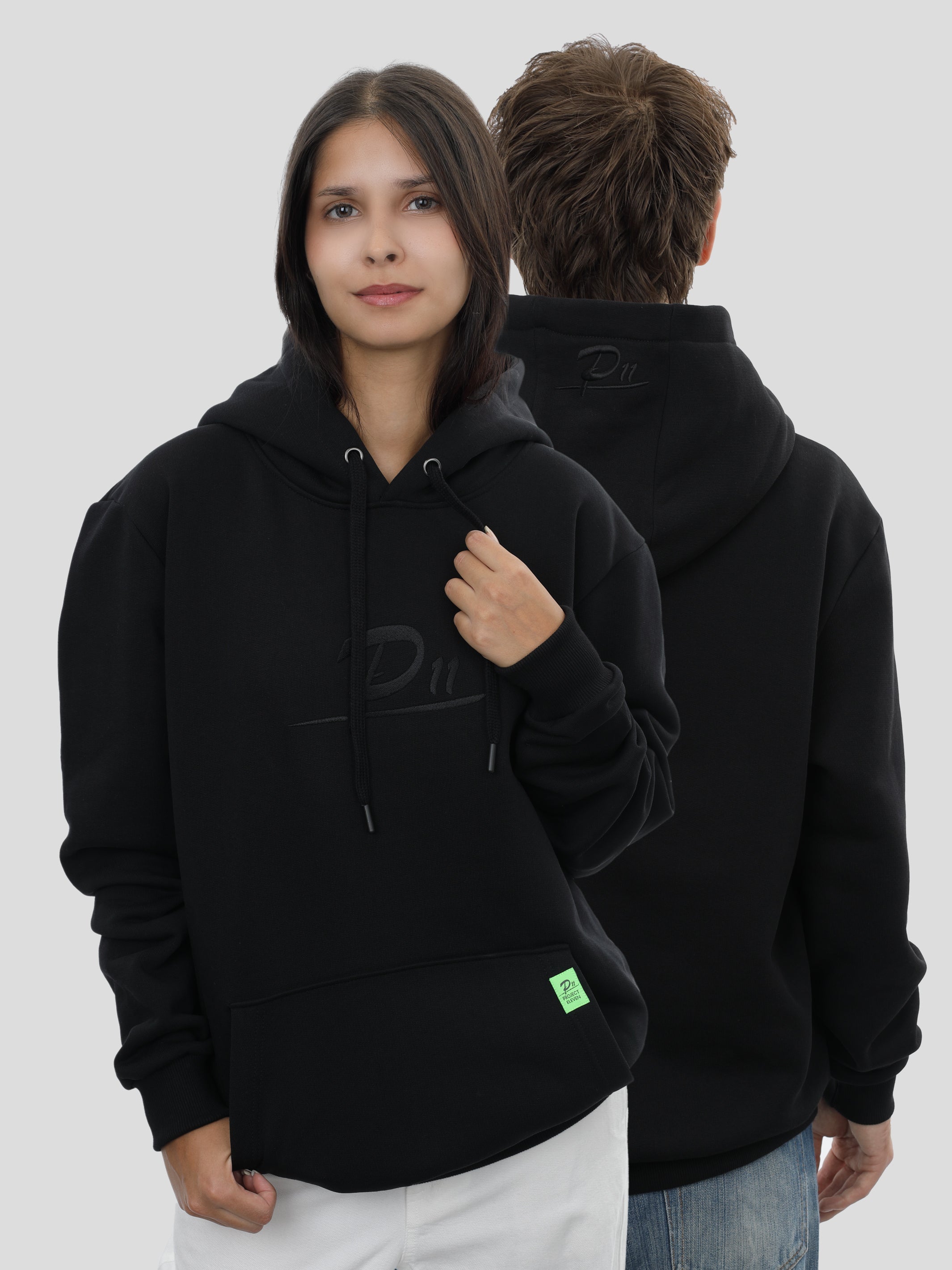 P11 Regular Hoodie Unisex mit großem Stick in Schwarz