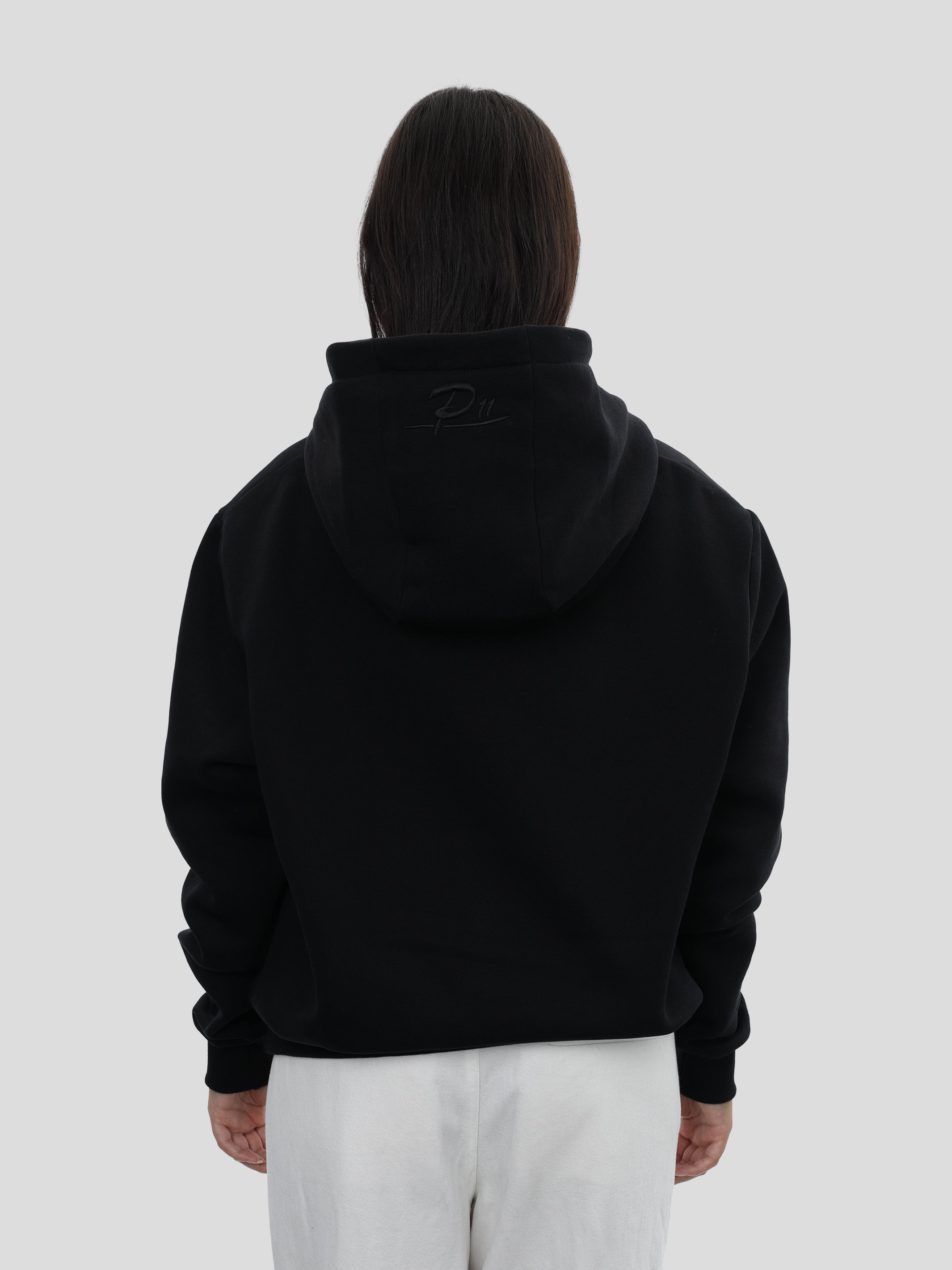 P11 Regular Hoodie Unisex mit großem Stick in Schwarz