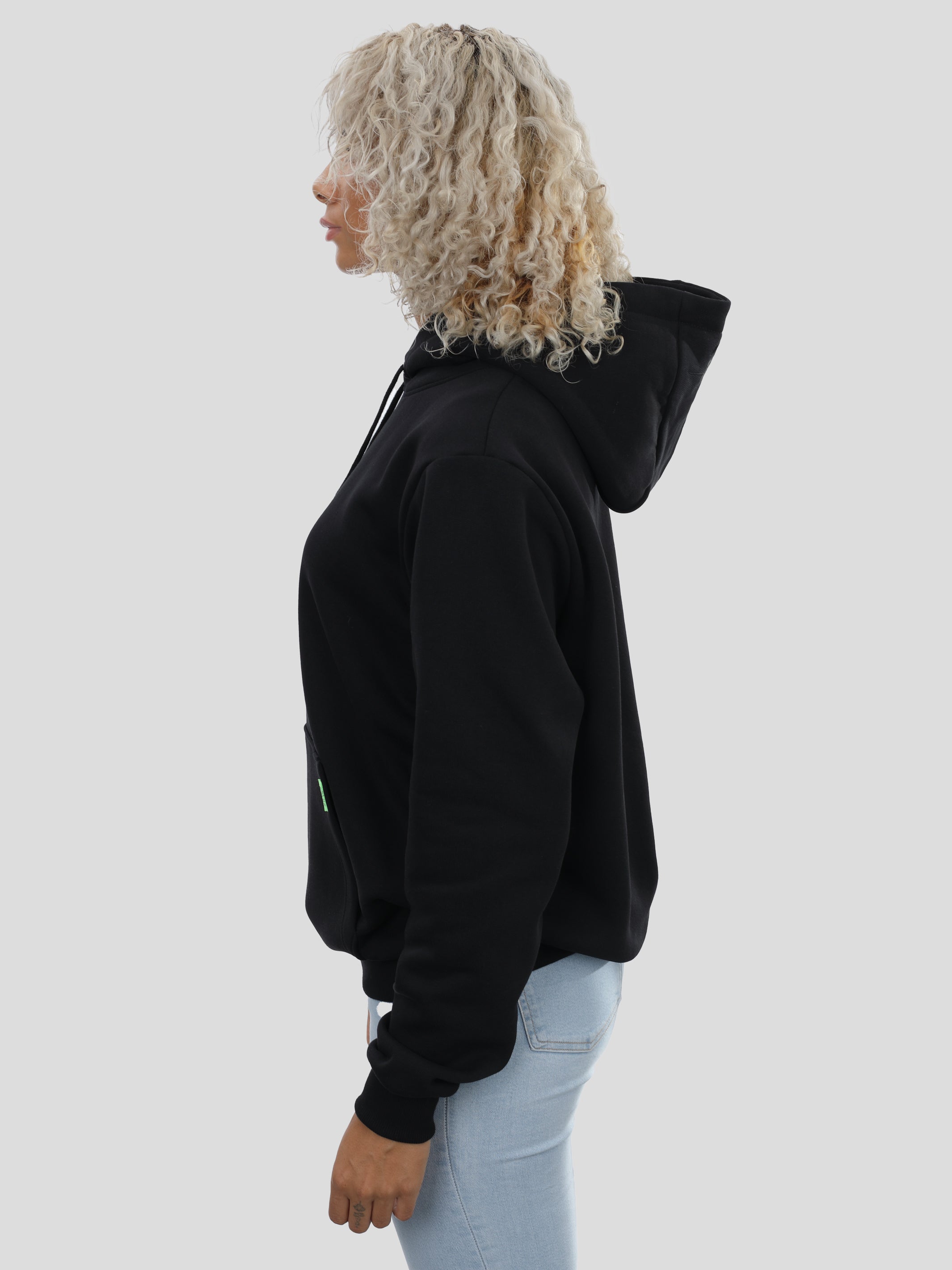 P11 Regular Hoodie Unisex mit großem Stick in Schwarz