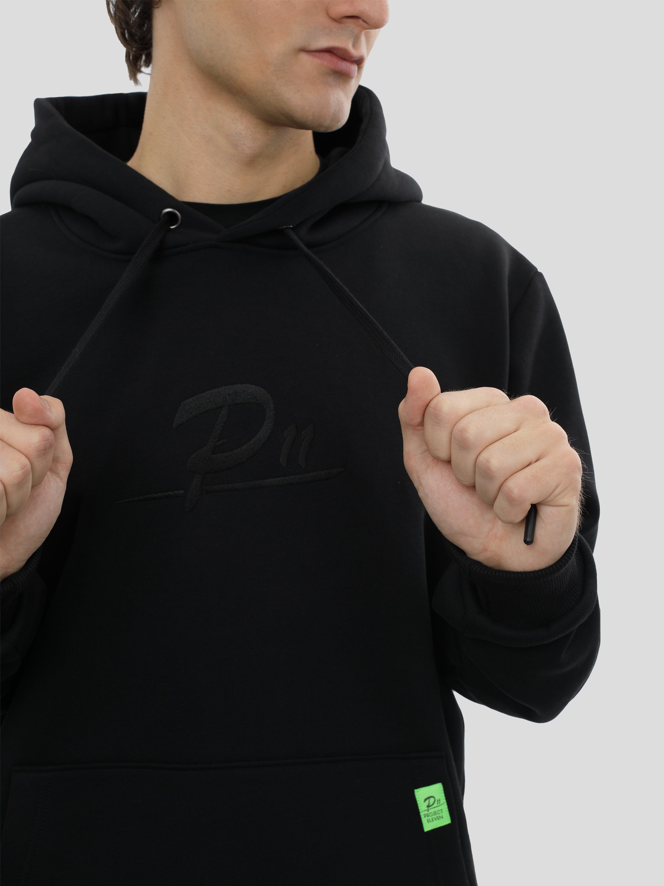 P11 Regular Hoodie Unisex mit großem Stick in Schwarz