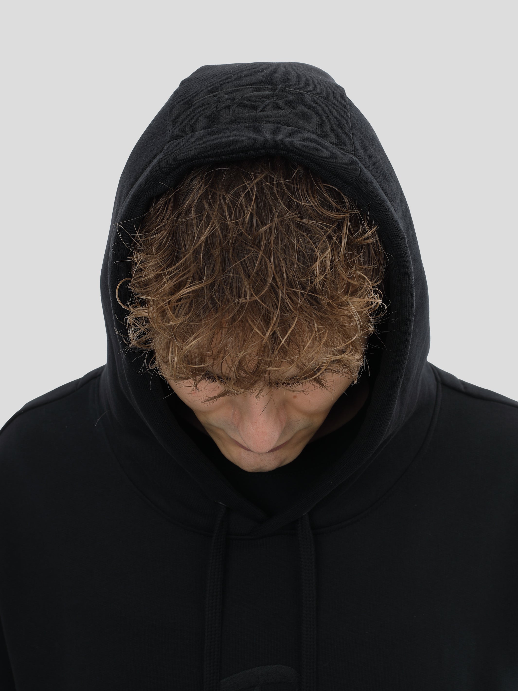 P11 Regular Hoodie Unisex mit großem Stick in Schwarz
