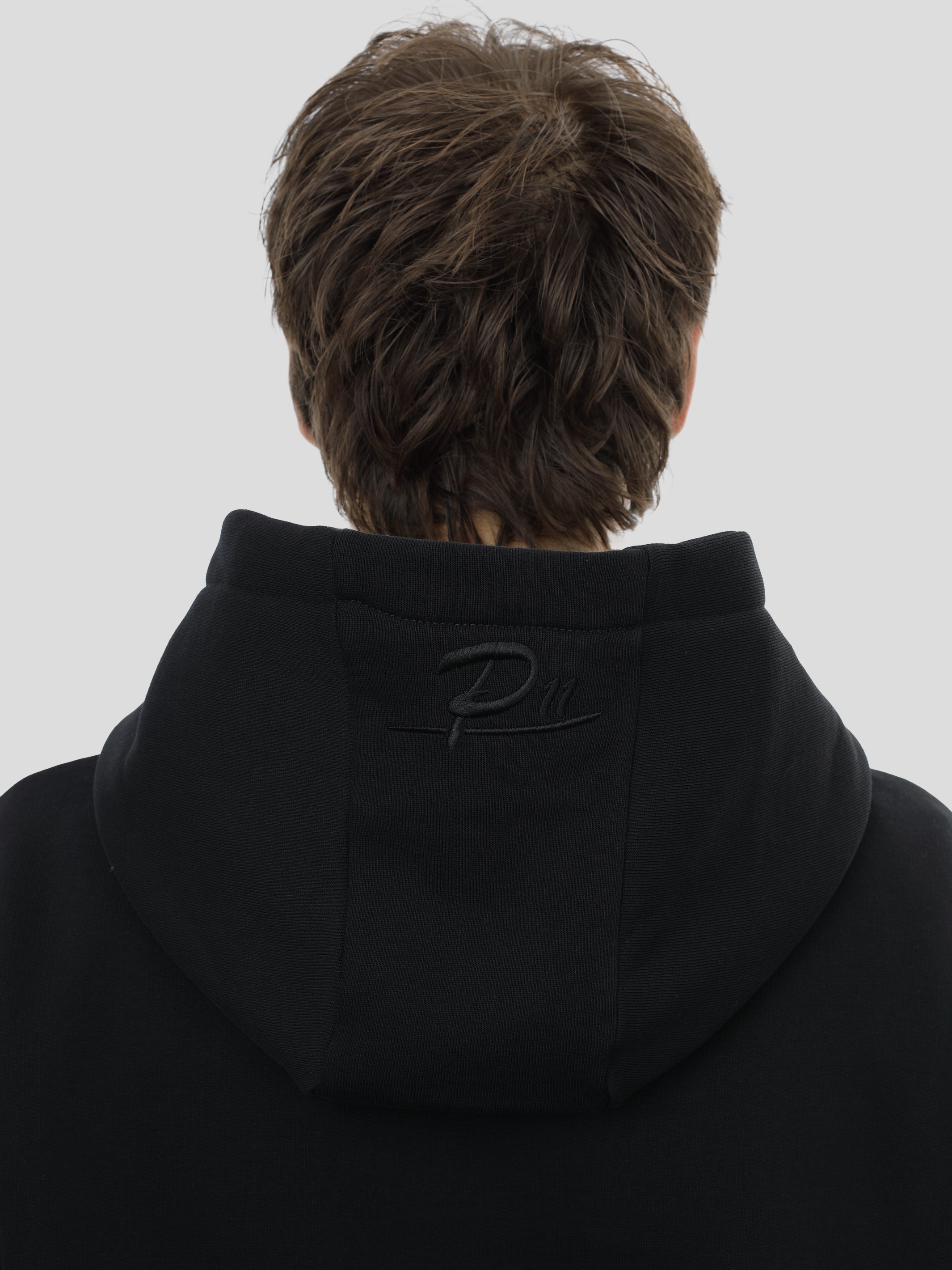 P11 Regular Hoodie Unisex mit großem Stick in Schwarz