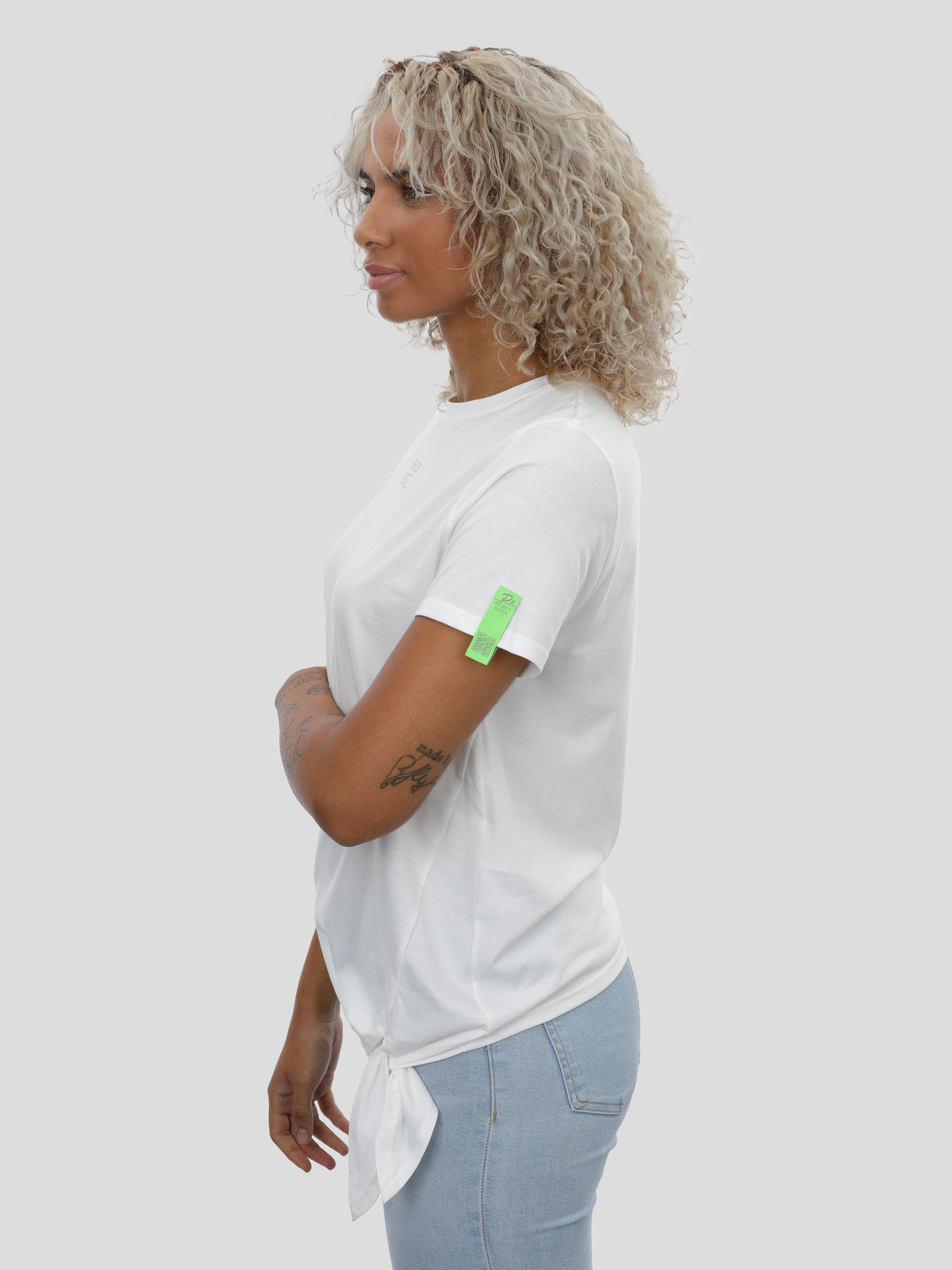 P11 T-shirt avec nœud sur l'ourlet et imprimé en blanc cassé