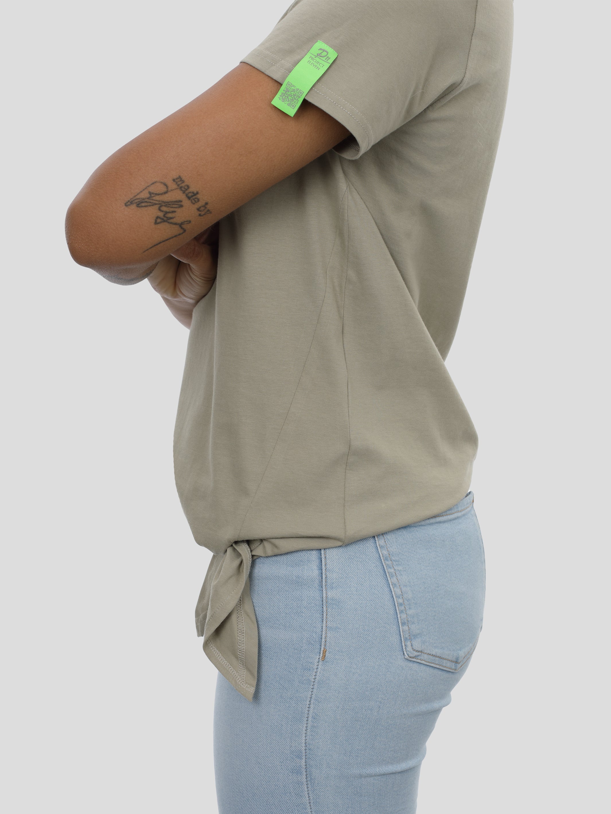 P11 T-shirt avec nœud sur l'ourlet et imprimé en olive