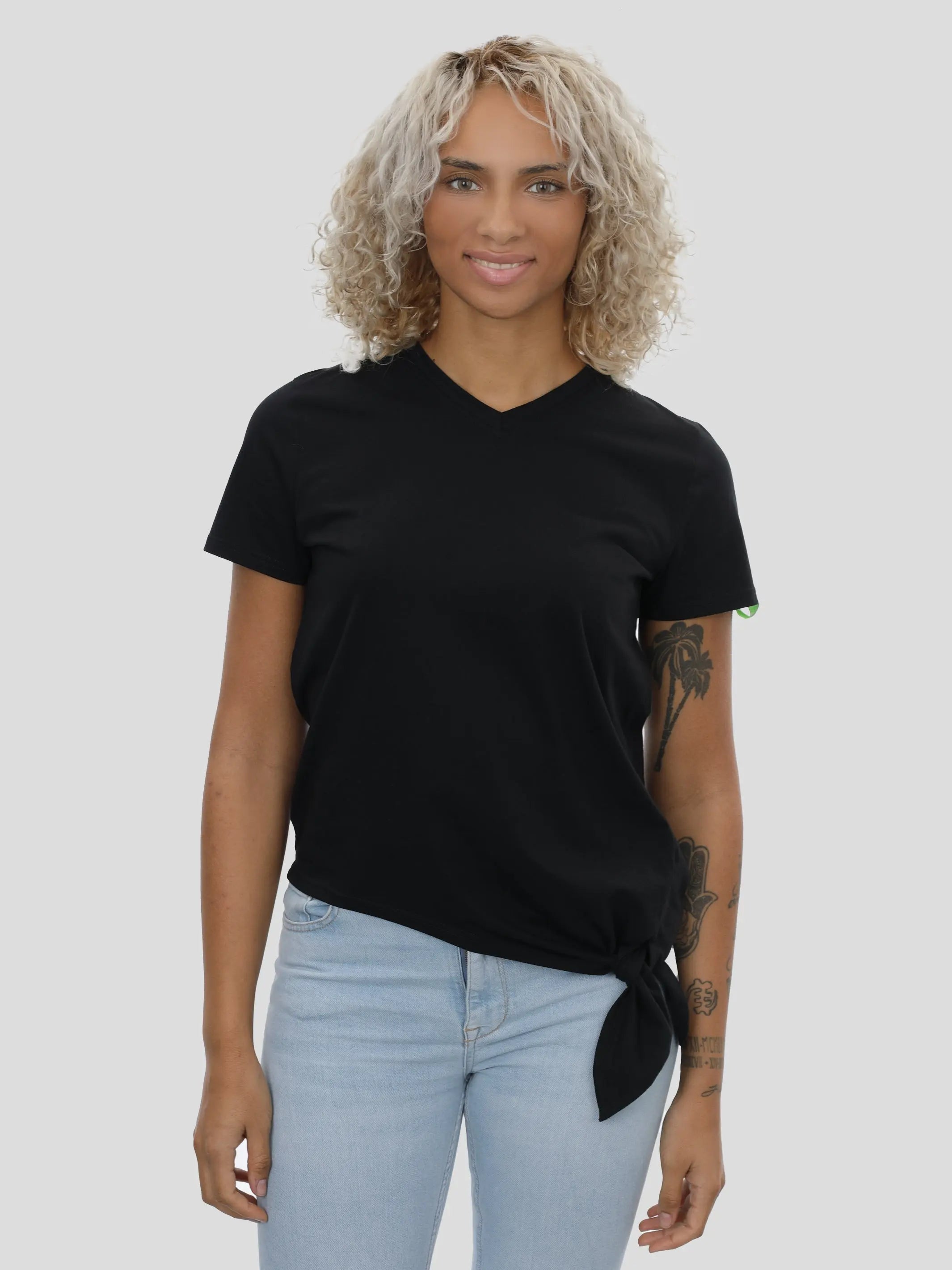 P11 T-Shirt mit Saumschleifen und V-Neck in Schwarz project eleven