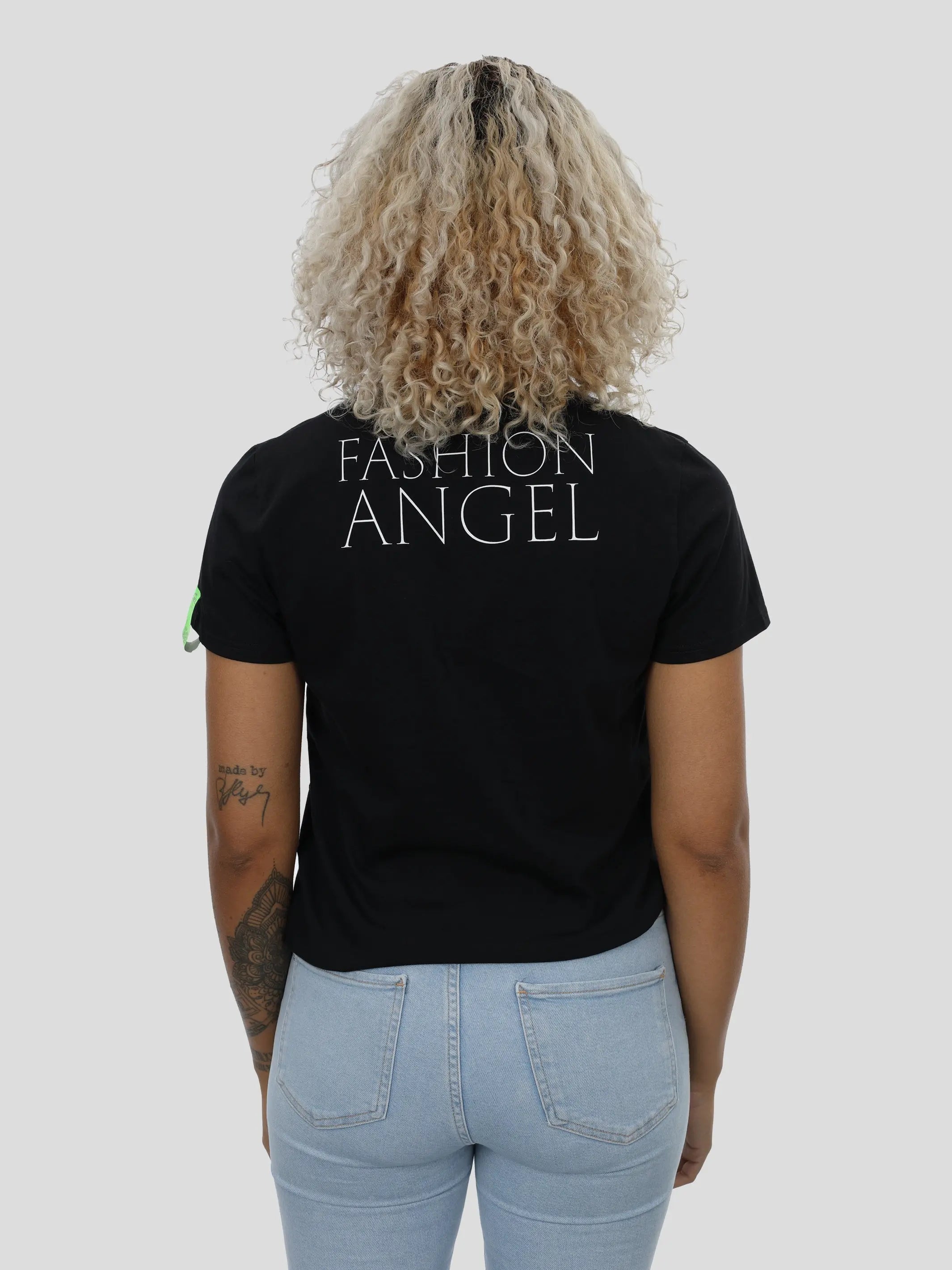 T-Shirt mit Saumschleifen und V-Neck in Schwarz project eleven