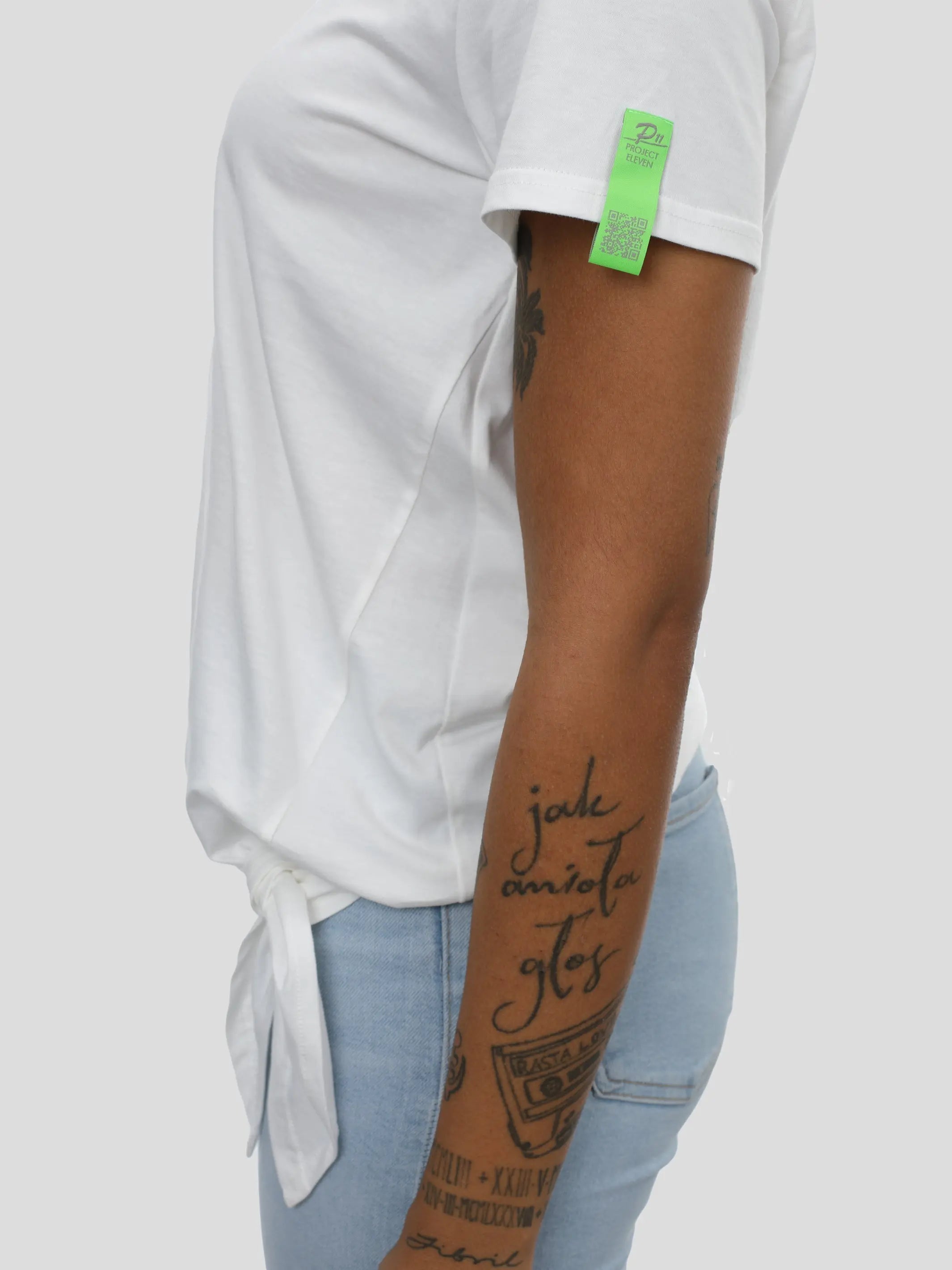 P11 T-Shirt mit Saumschleifen und V-Neck in Off-White project eleven