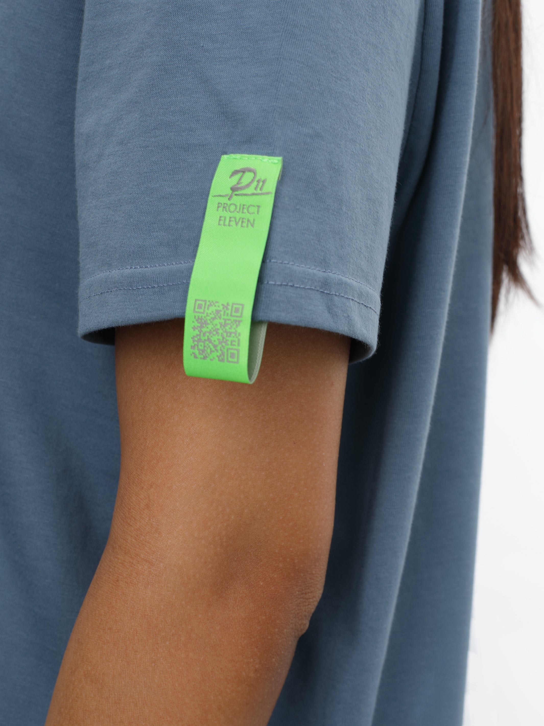 P11 T-shirt avec nœud sur l'ourlet et imprimé en bleu