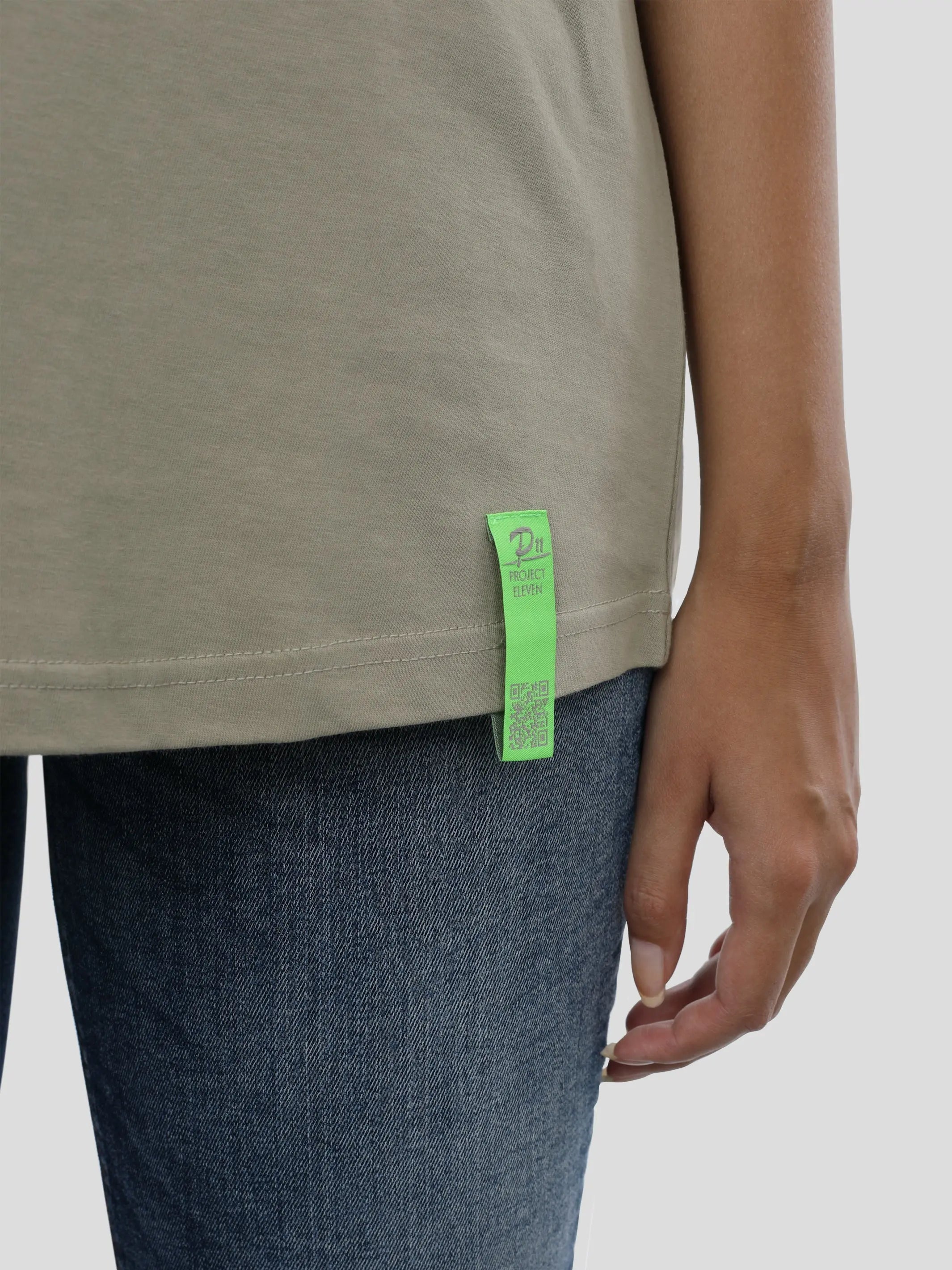 T-Shirt Loose Frauen in Olive project eleven