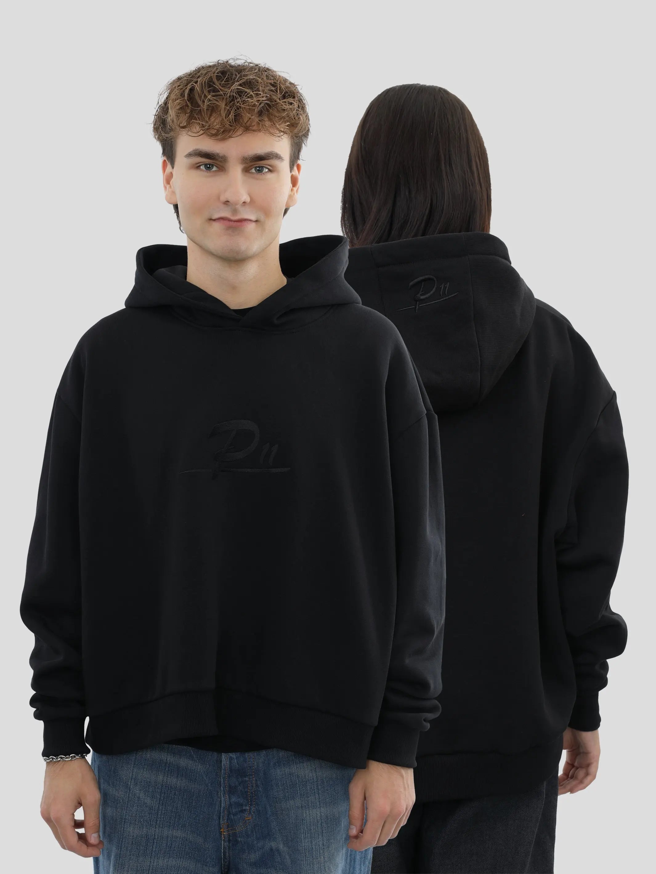 Boxy Hoodie Unisex mit Stickerei in Schwarz project eleven