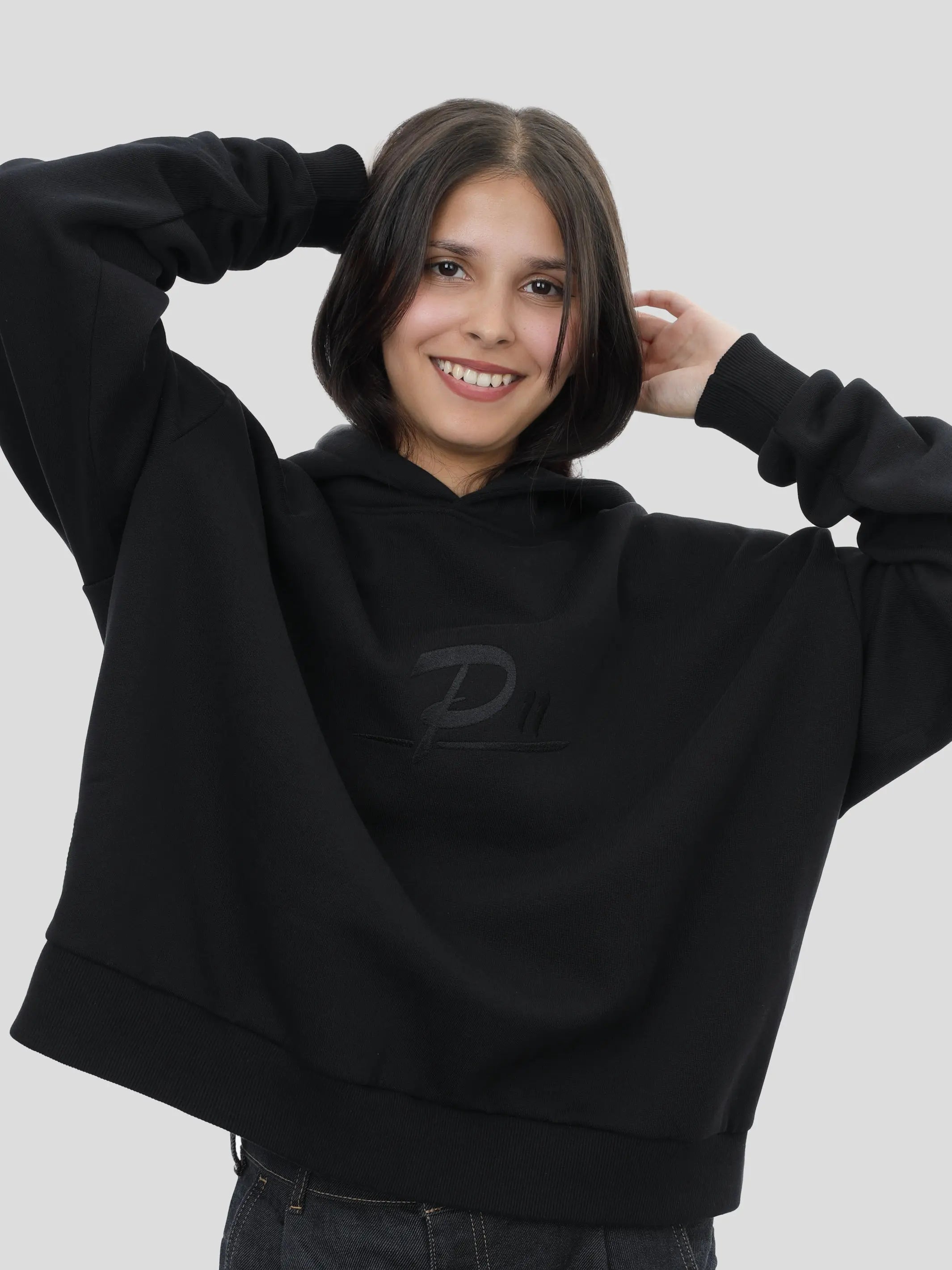 Boxy Hoodie Unisex mit Stickerei in Schwarz project eleven