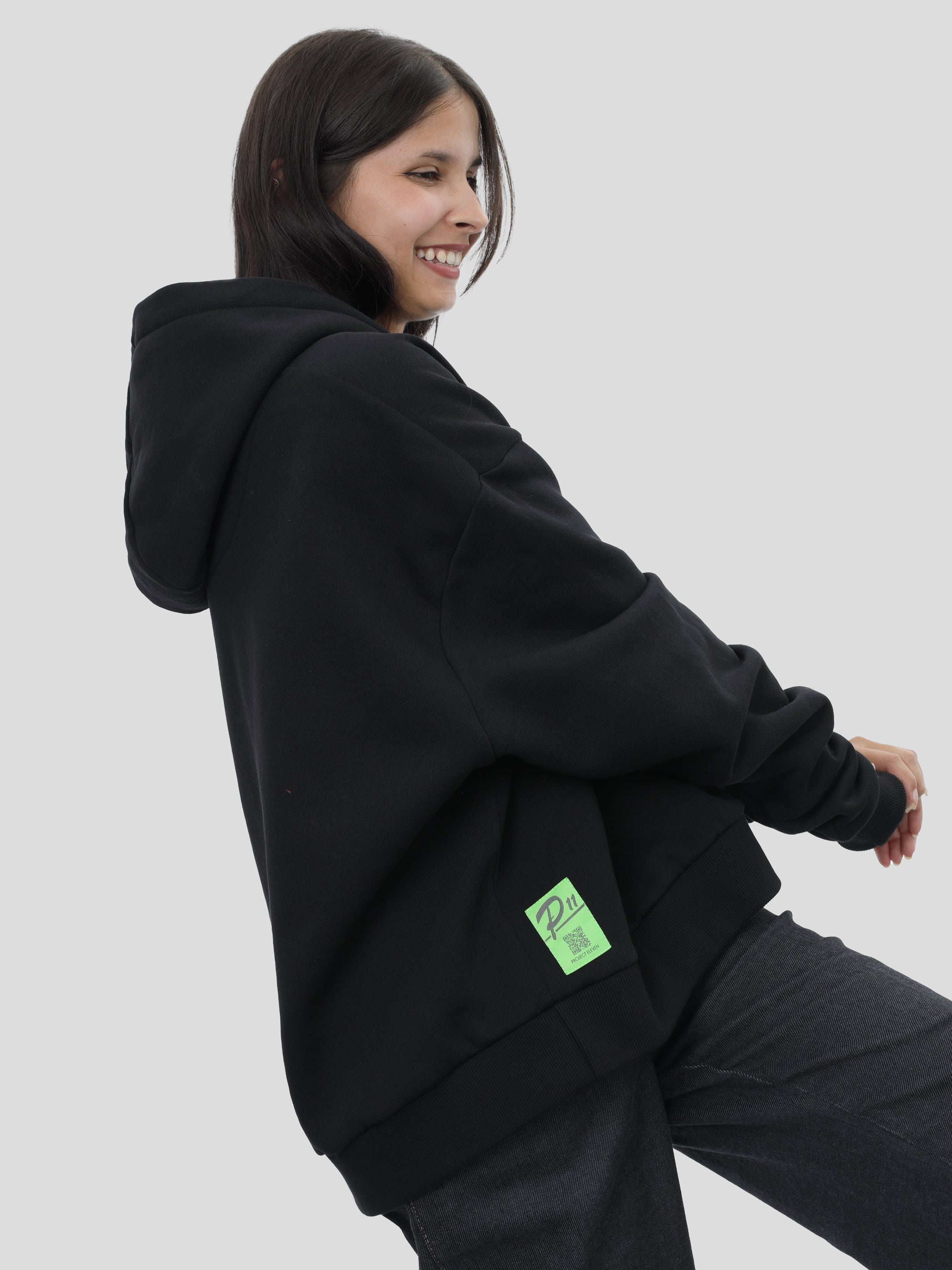 Boxy Hoodie Unisex mit Stickerei in Schwarz project eleven