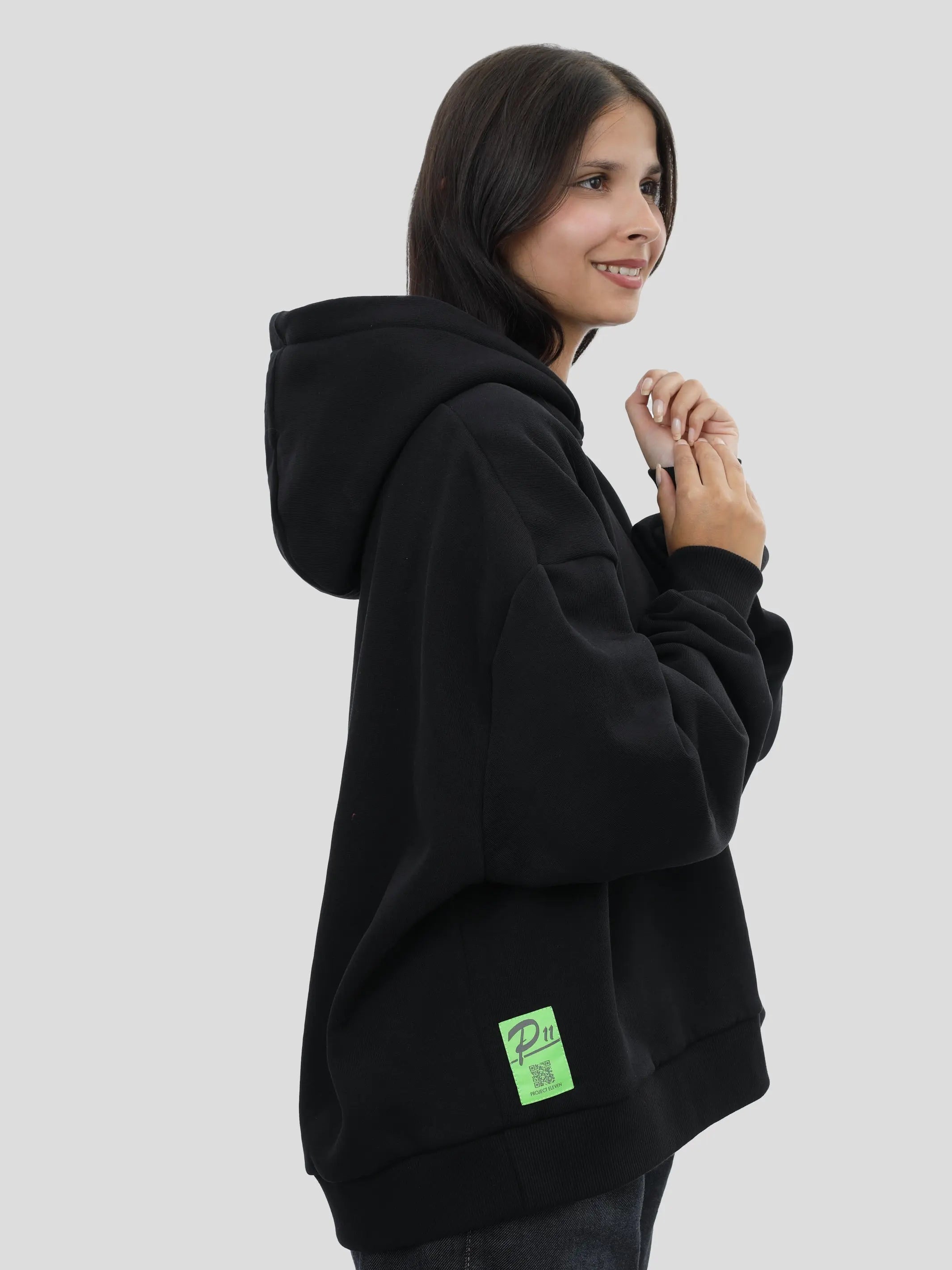 Boxy Hoodie Unisex mit Stickerei in Schwarz project eleven