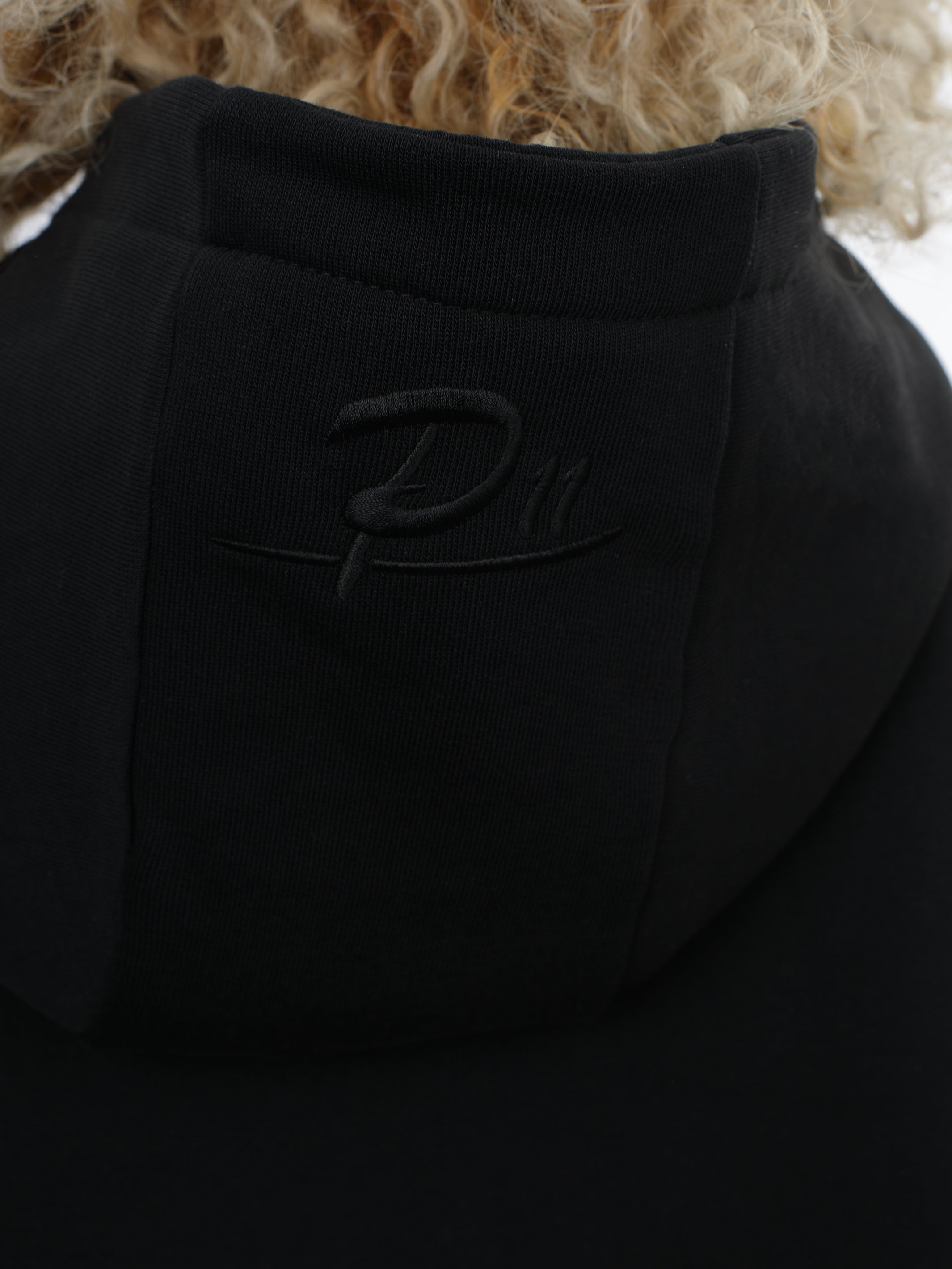 Boxy Hoodie Unisex mit Druck in Schwarz project eleven