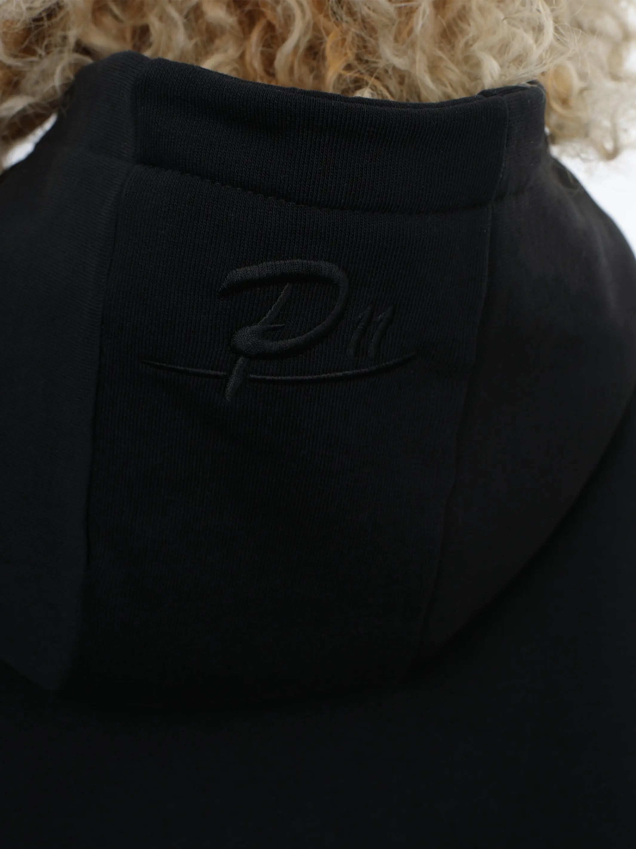 Boxy Hoodie Unisex mit Druck in Schwarz project eleven