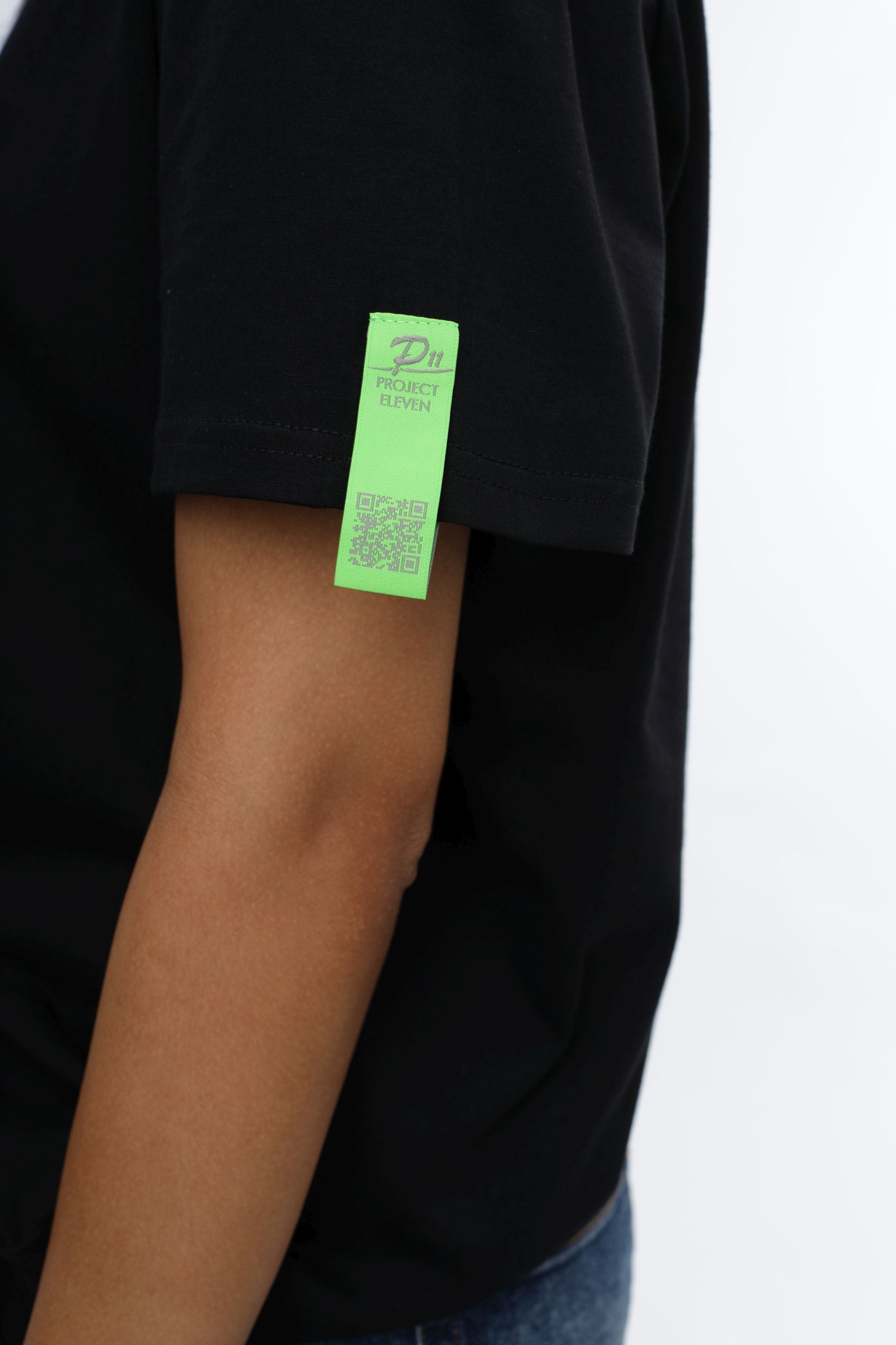 P11 T-shirt met zoomstrik en print in zwart