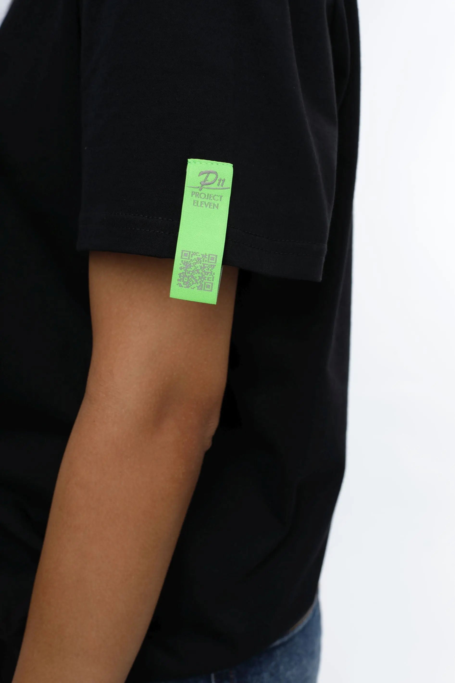 P11 T-Shirt mit Saumschleife und Print in Schwarz project eleven