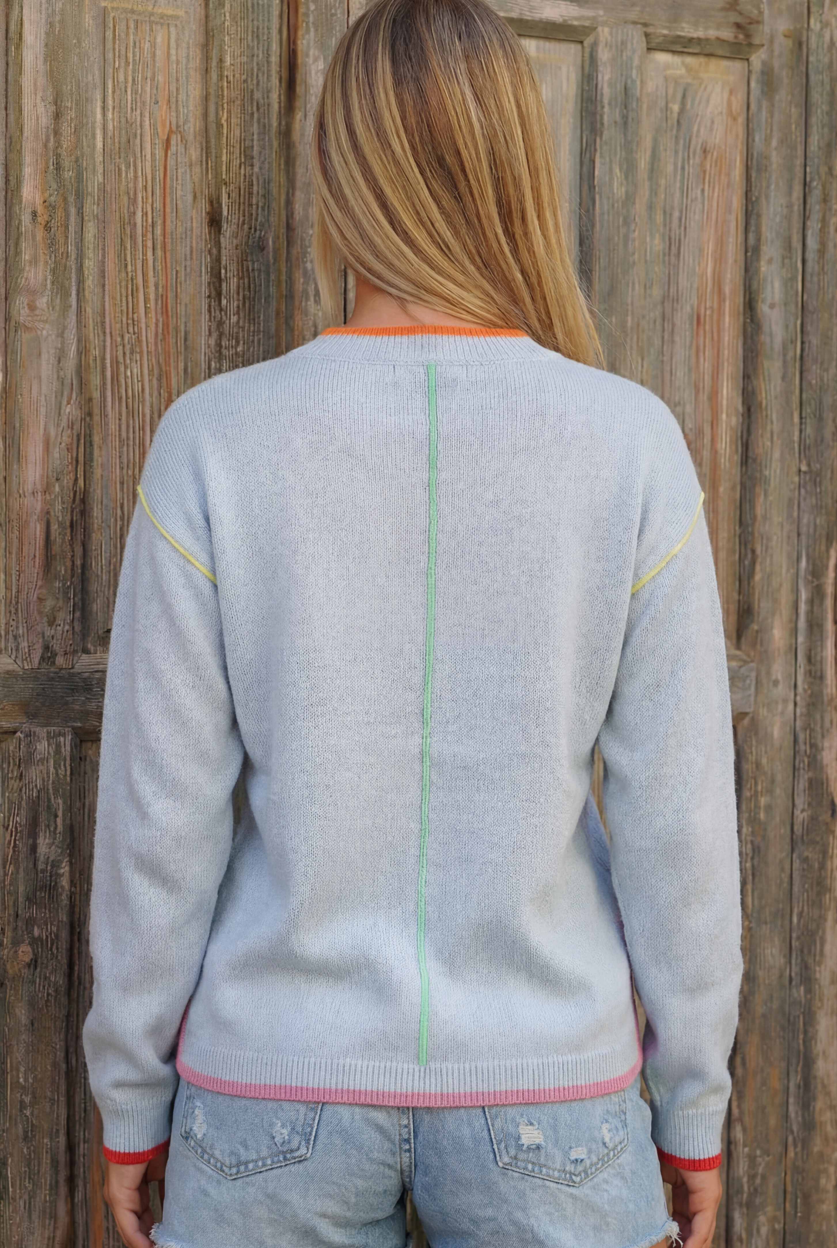 Pull ample en viscose avec rayures contrastantes bleu clair, printemps