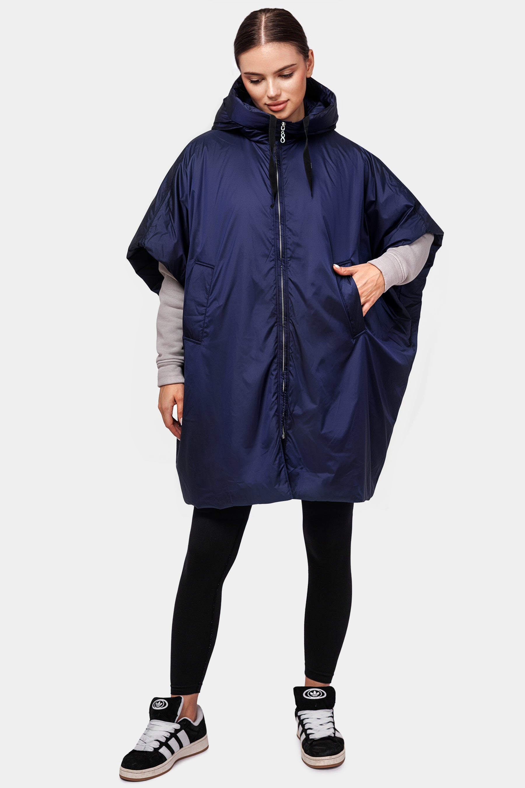 Moderner Daunenponcho mit Gummizug und Kapuze in Navy Travel 8