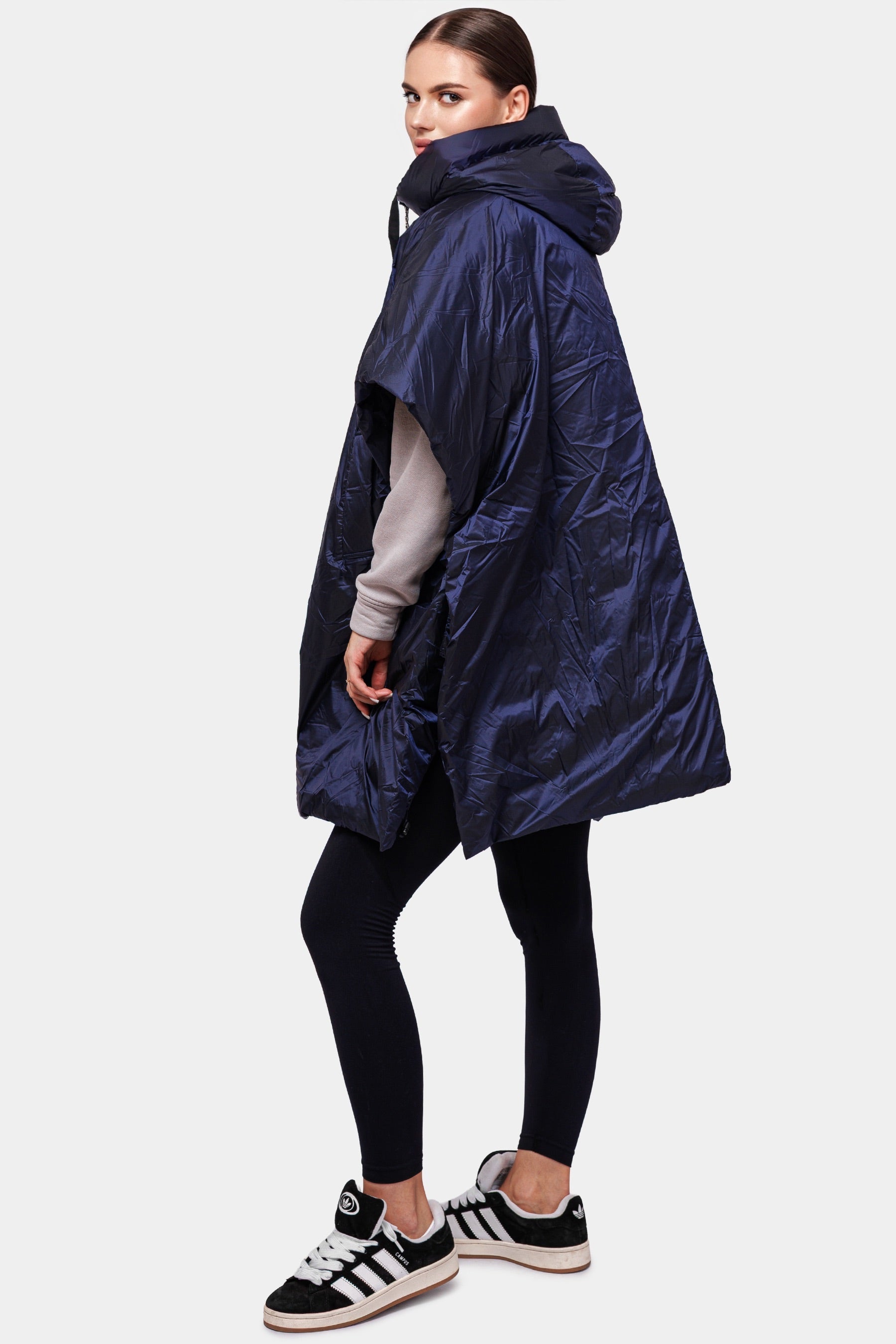 Moderner Daunenponcho mit Gummizug und Kapuze in Navy Travel 8