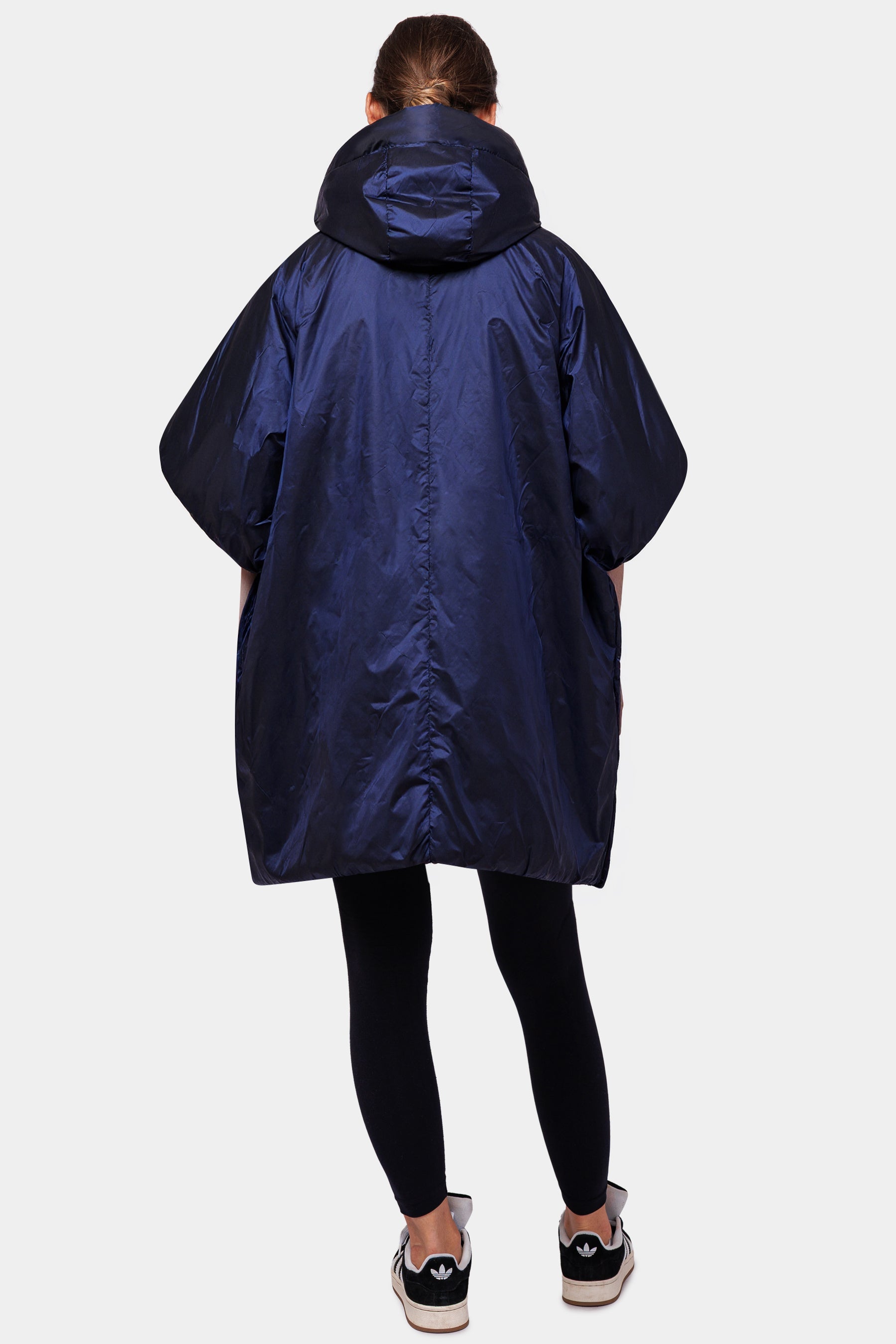 Moderner Daunenponcho mit Gummizug und Kapuze in Navy Travel 8