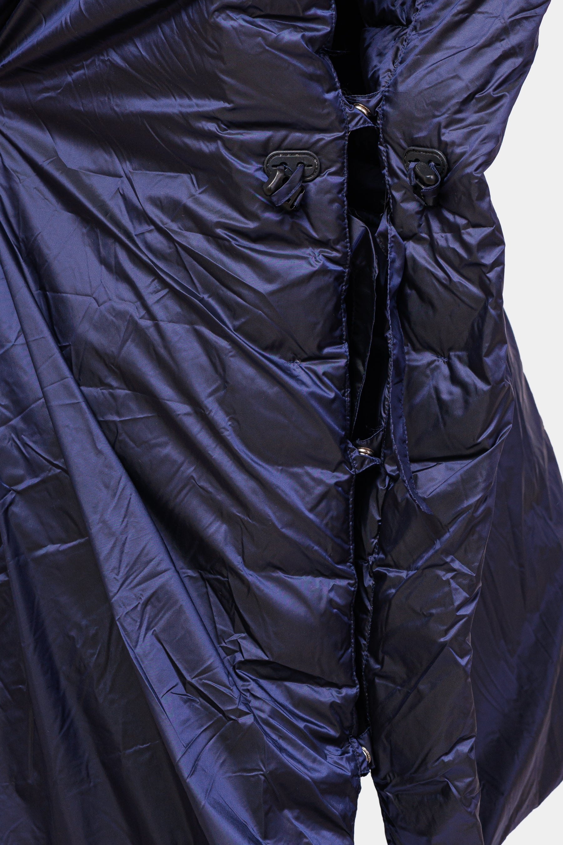 Moderner Daunenponcho mit Gummizug und Kapuze in Navy Travel 8