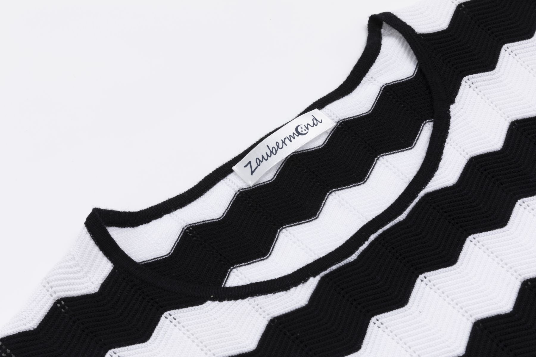 Strickshirt gestreift Zick Zack Optik BLACK Zaubermond