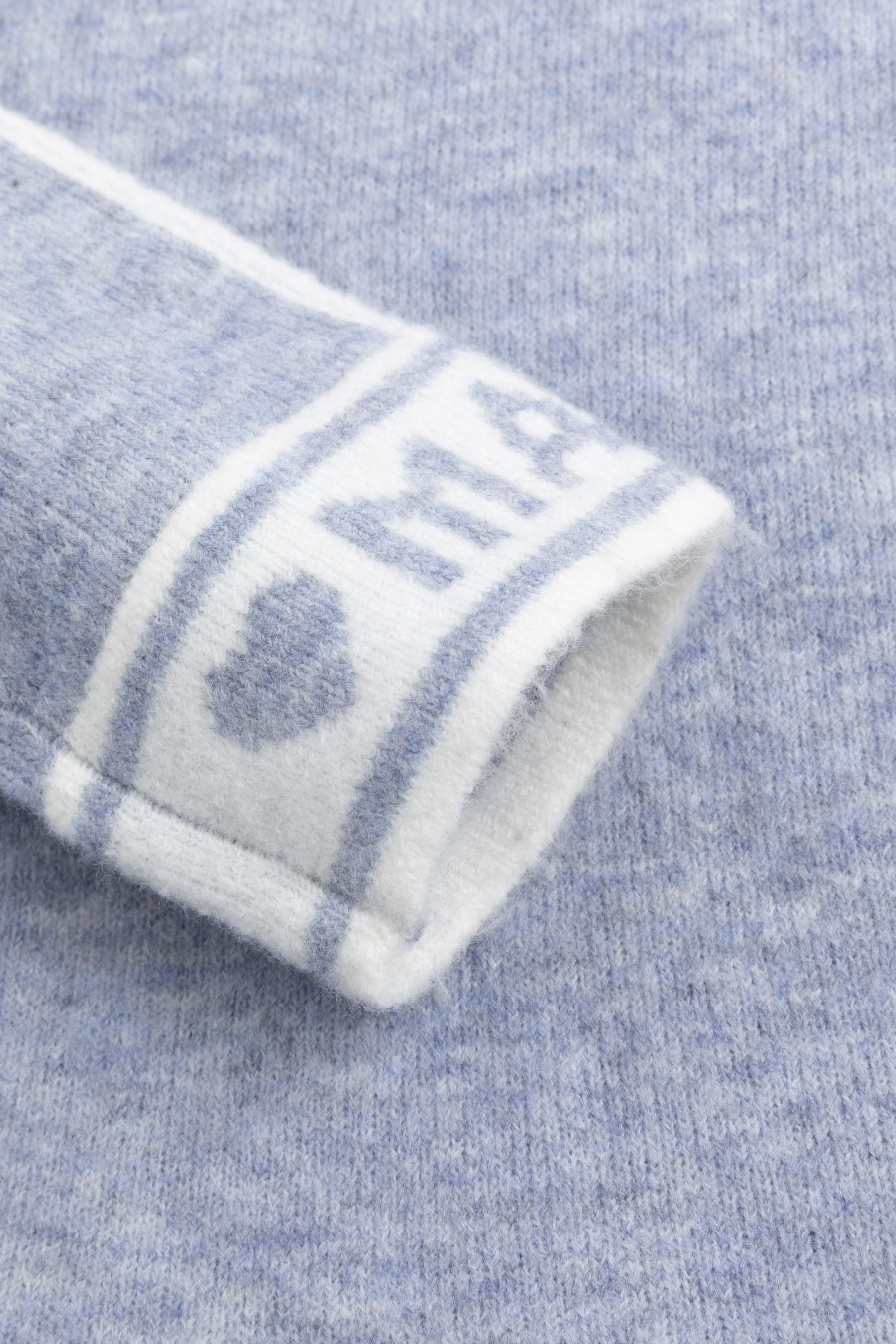 Pull en maille Valentine avec détail d’inscription sur la manche, bleu jean Zaubermond