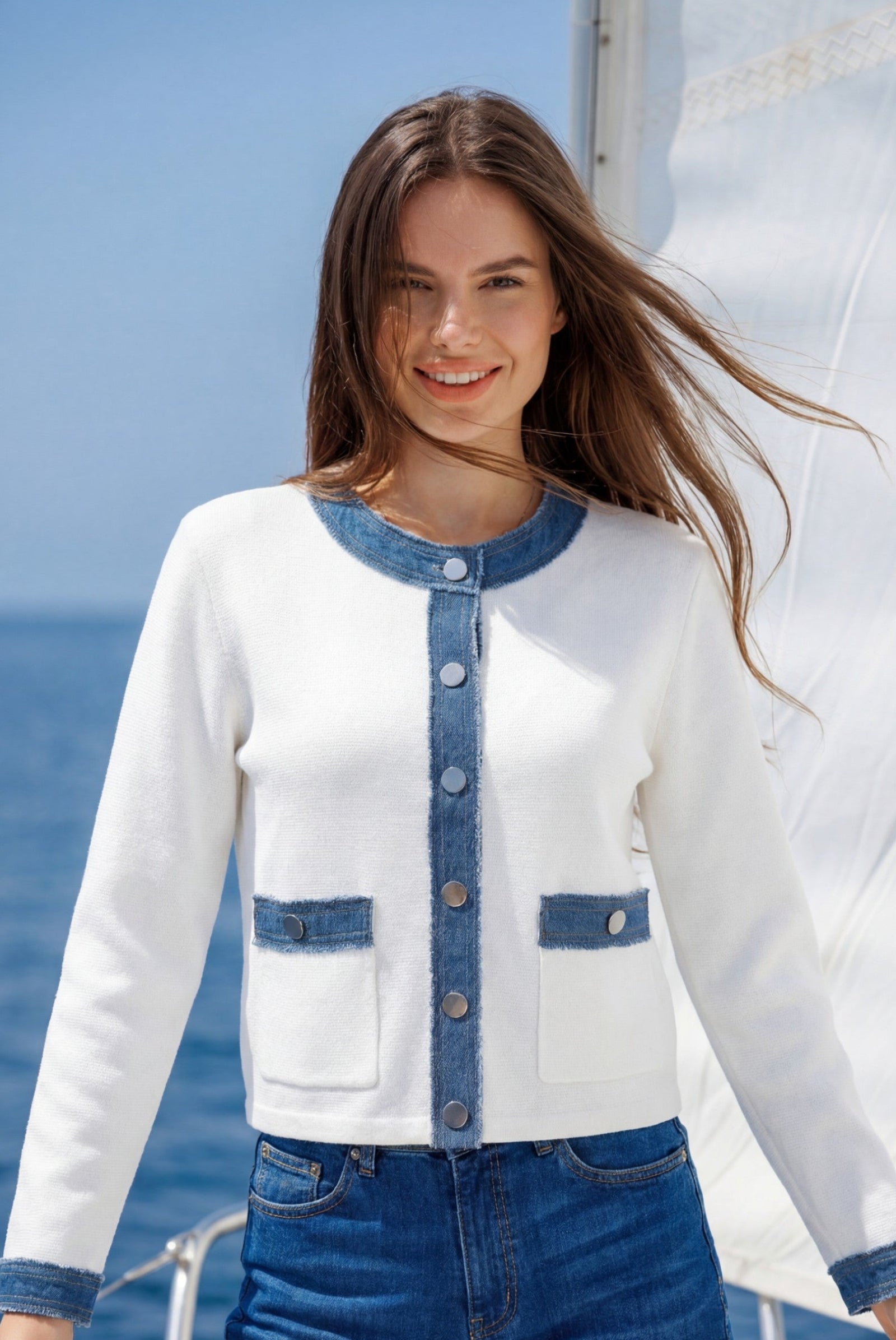 Frau auf einem Boot trägt eine Modische Strickjacke mit Denim-Akzenten, Knopfleiste und Taschen für den Sommer. Diese ähnelt einer Chanel jacke