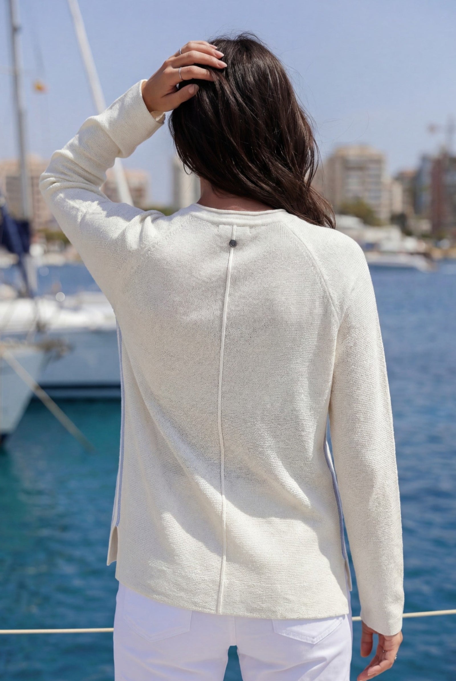 Lockerer Sommer Pullover mit Ziernähten und Kontraststreifen in Weiß