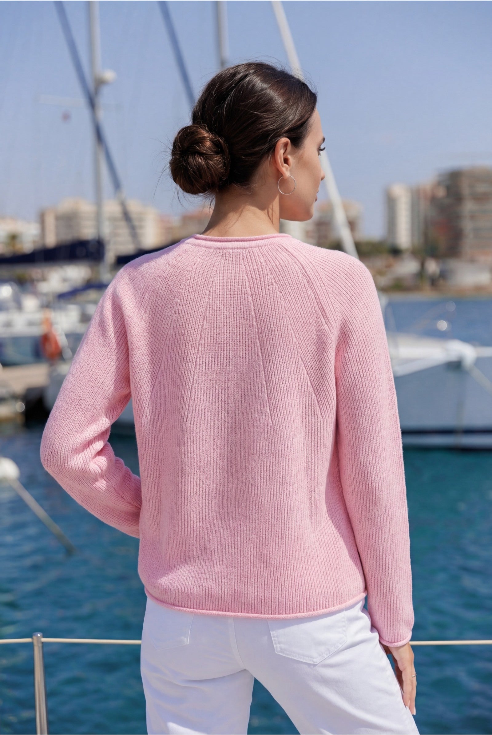 Strickpullover mit diagonalen Strickelementen, Raglan, Anhänger in Rosa