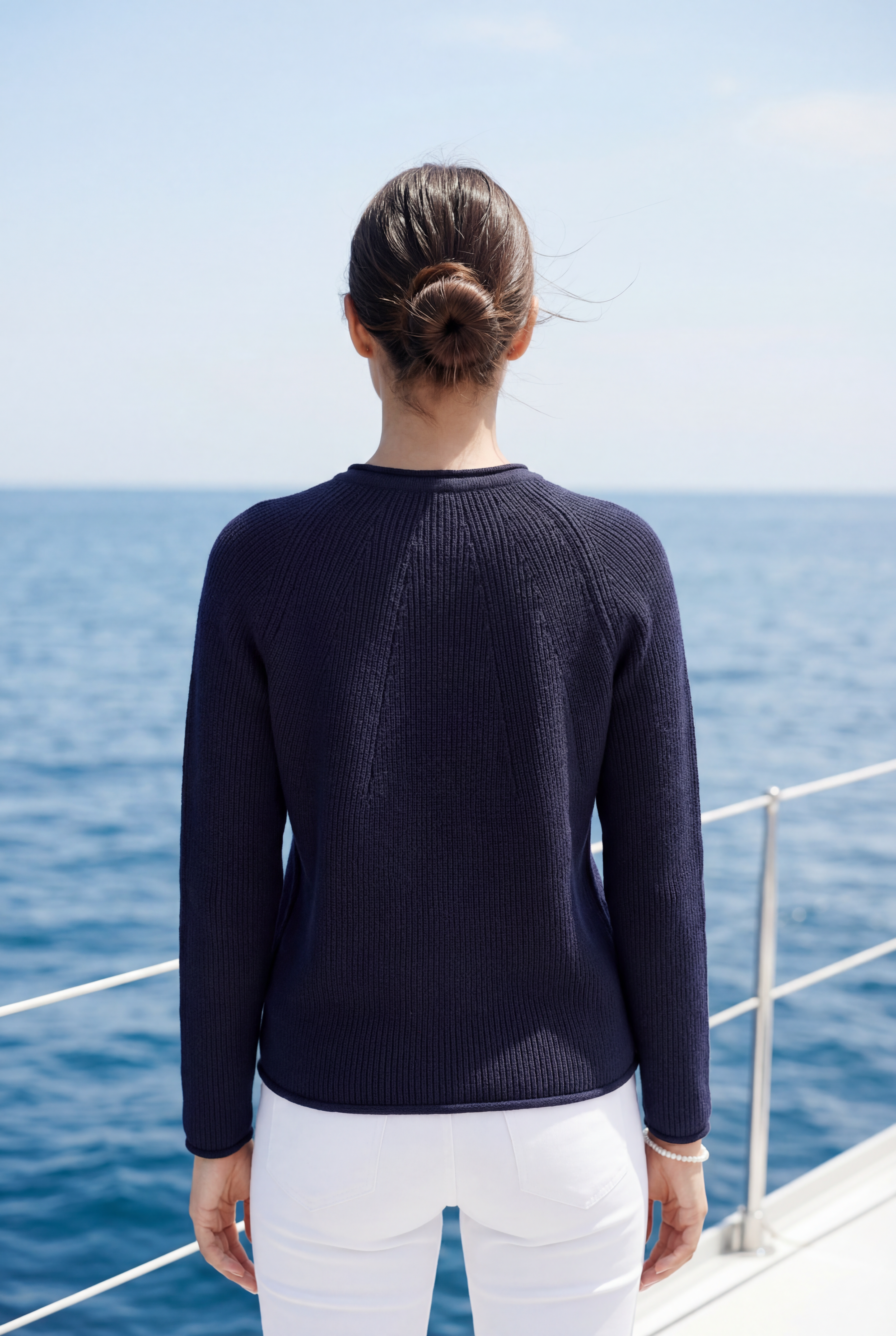 Strickpullover mit diagonalen Strickelementen, Raglan, Anhänger in Navy