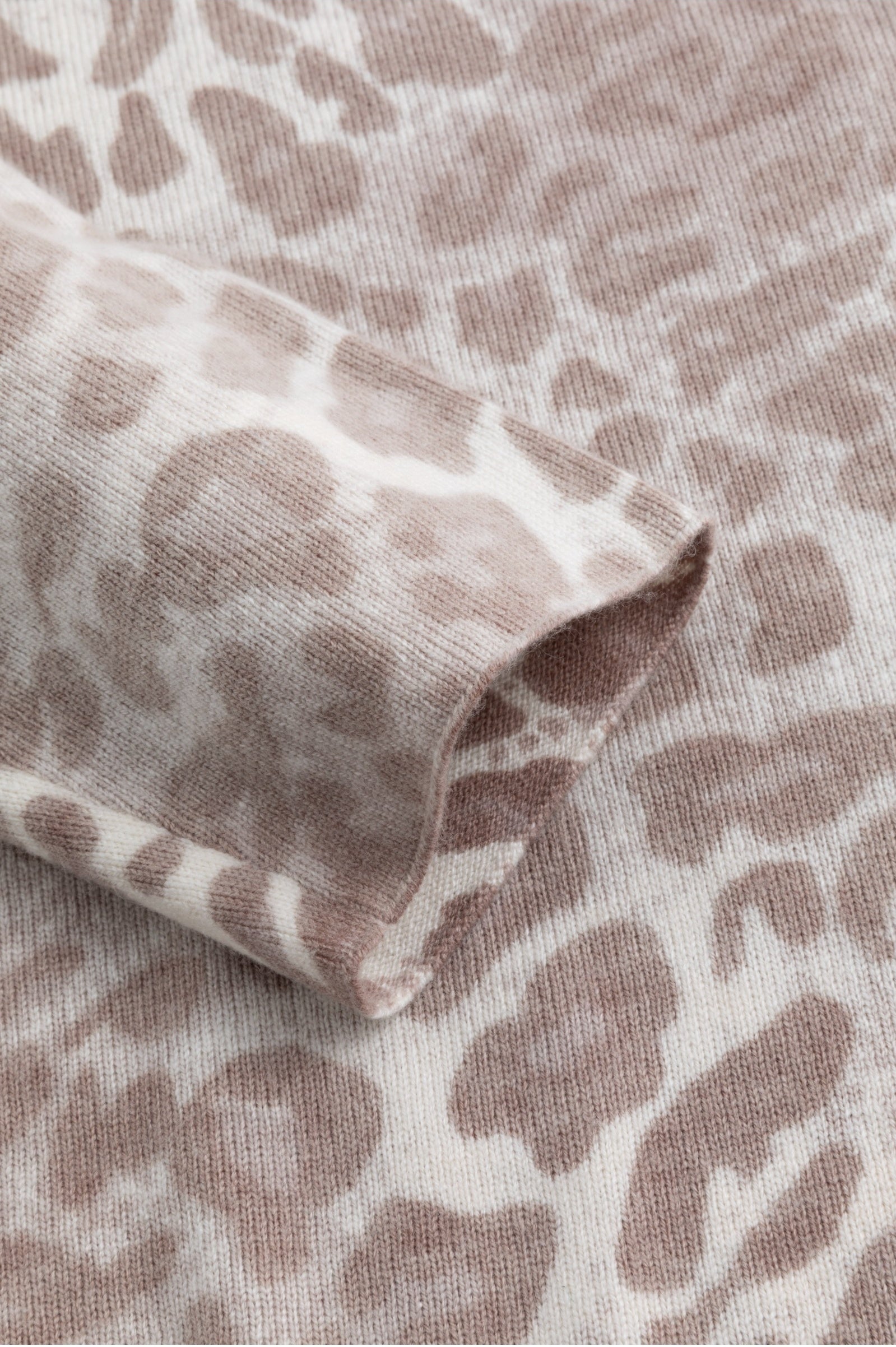 Damen Regular Strickpullover mit Inside out Leoparden Print aus Kaschmirmix six-o-seven