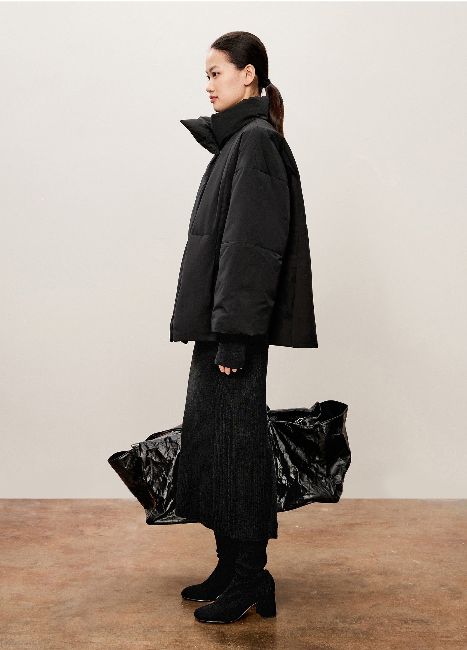 Damen Daunenjacke mit abstraktem Stehkragen Schwarz LESS