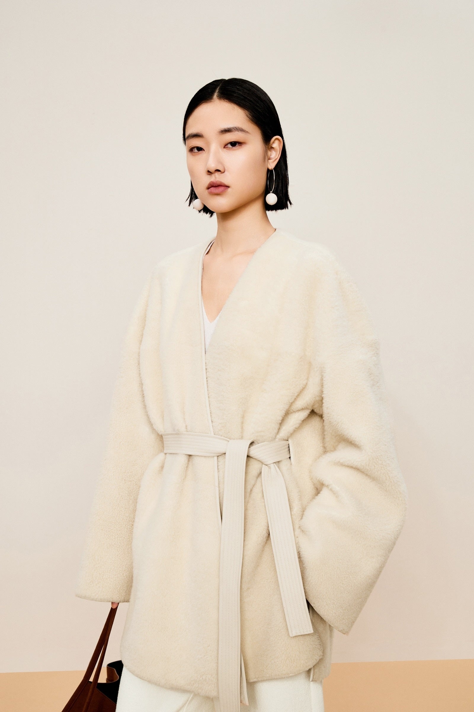 Damen Loose Lamm Felljacke mit Bindeband Off-White LESS